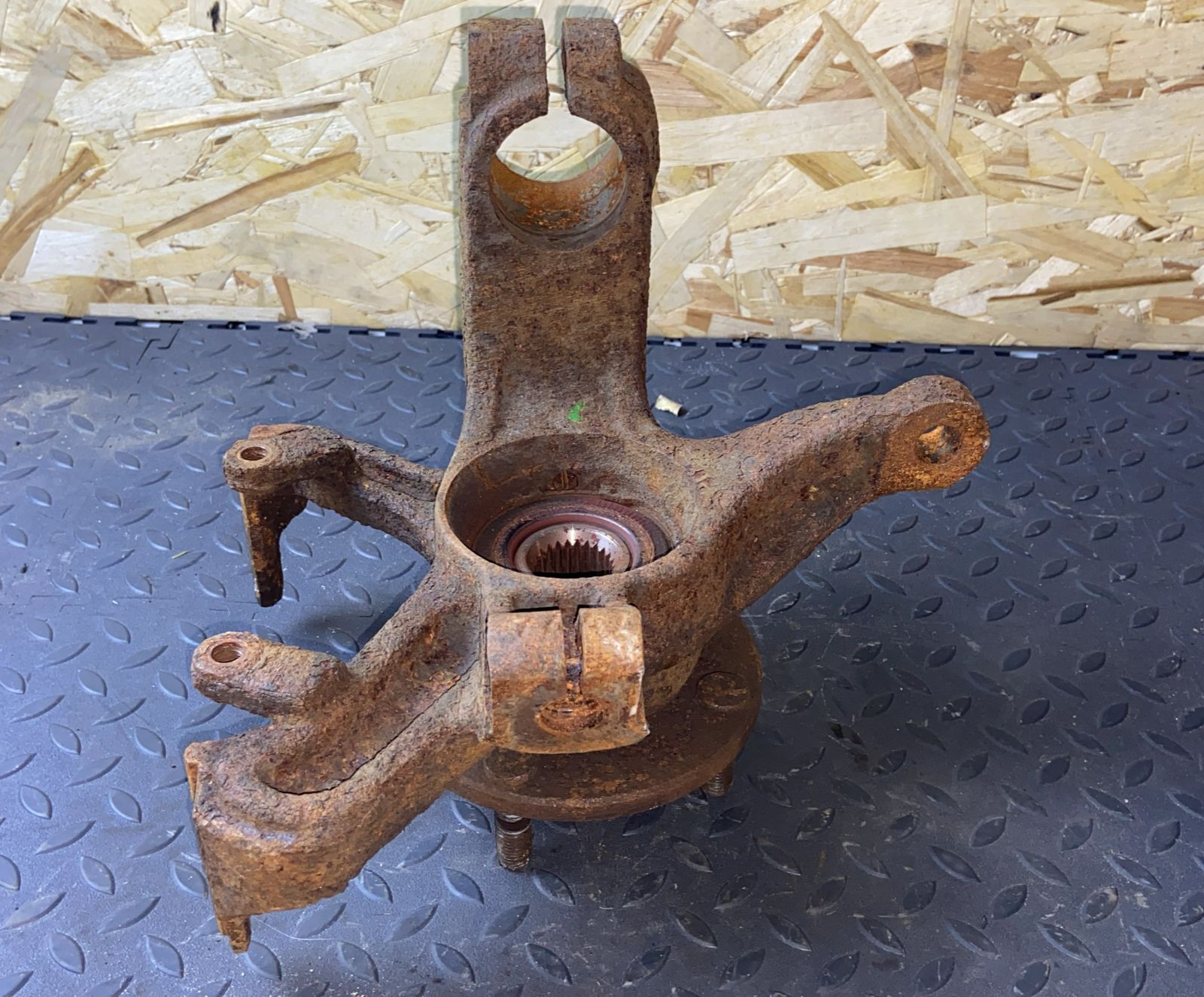 Кулак поворотный передний правый Ford Focus 1998-2007