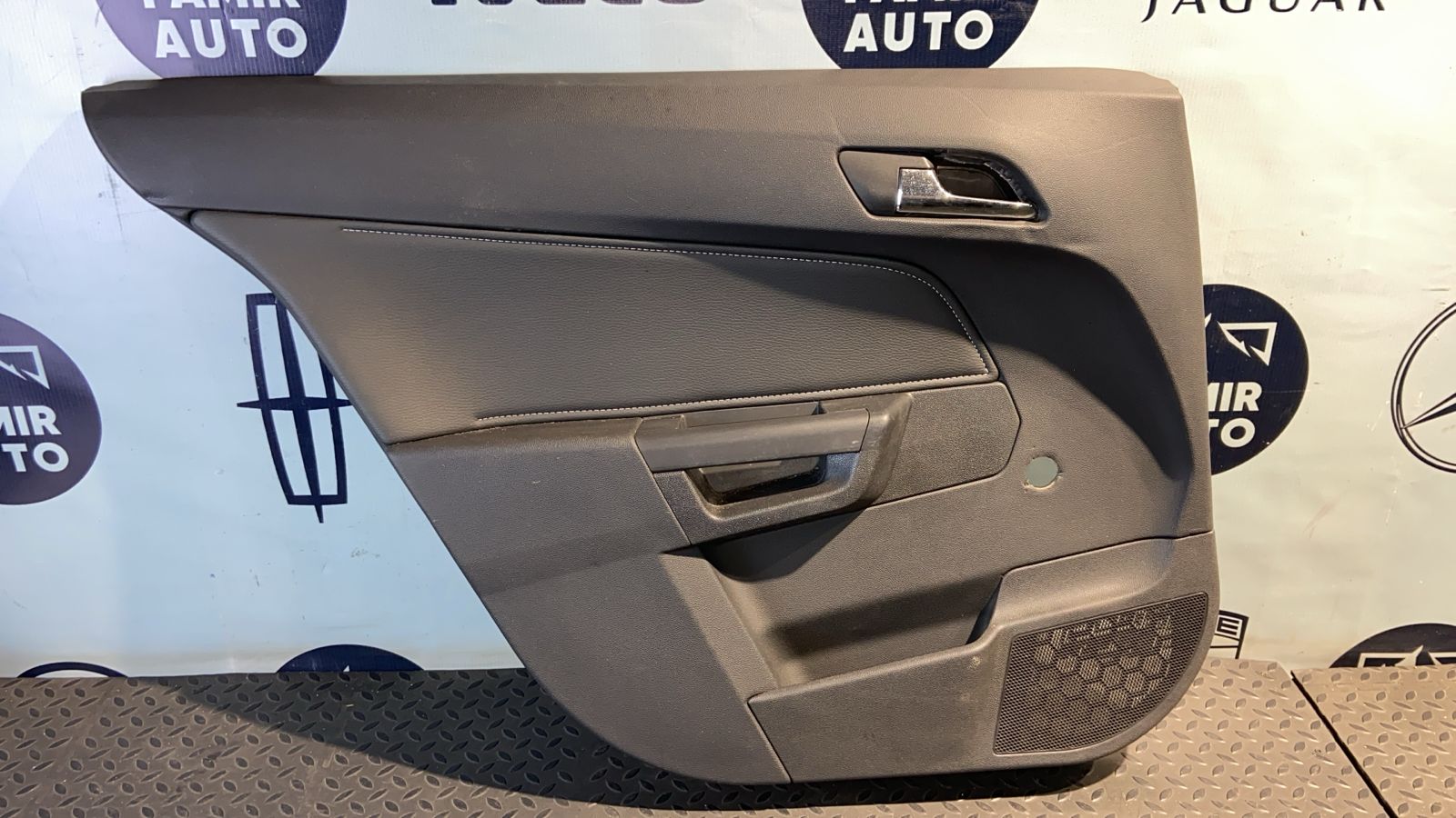 Обшивка двери задняя левая Opel Astra/H 2004-2014