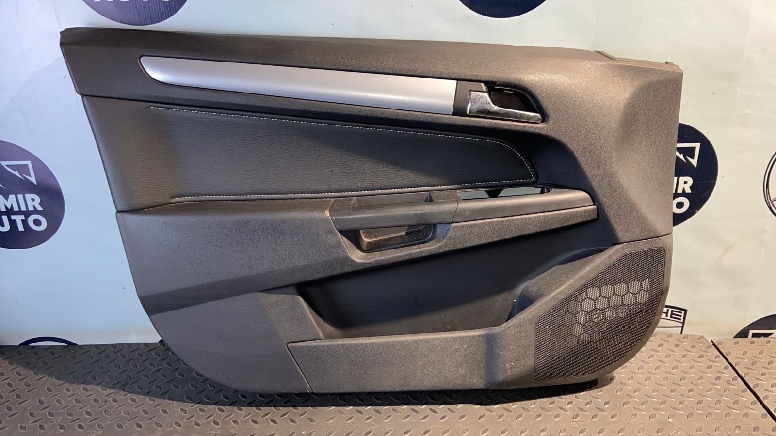 Обшивка двери передняя левая Opel Astra/H 2004-2014