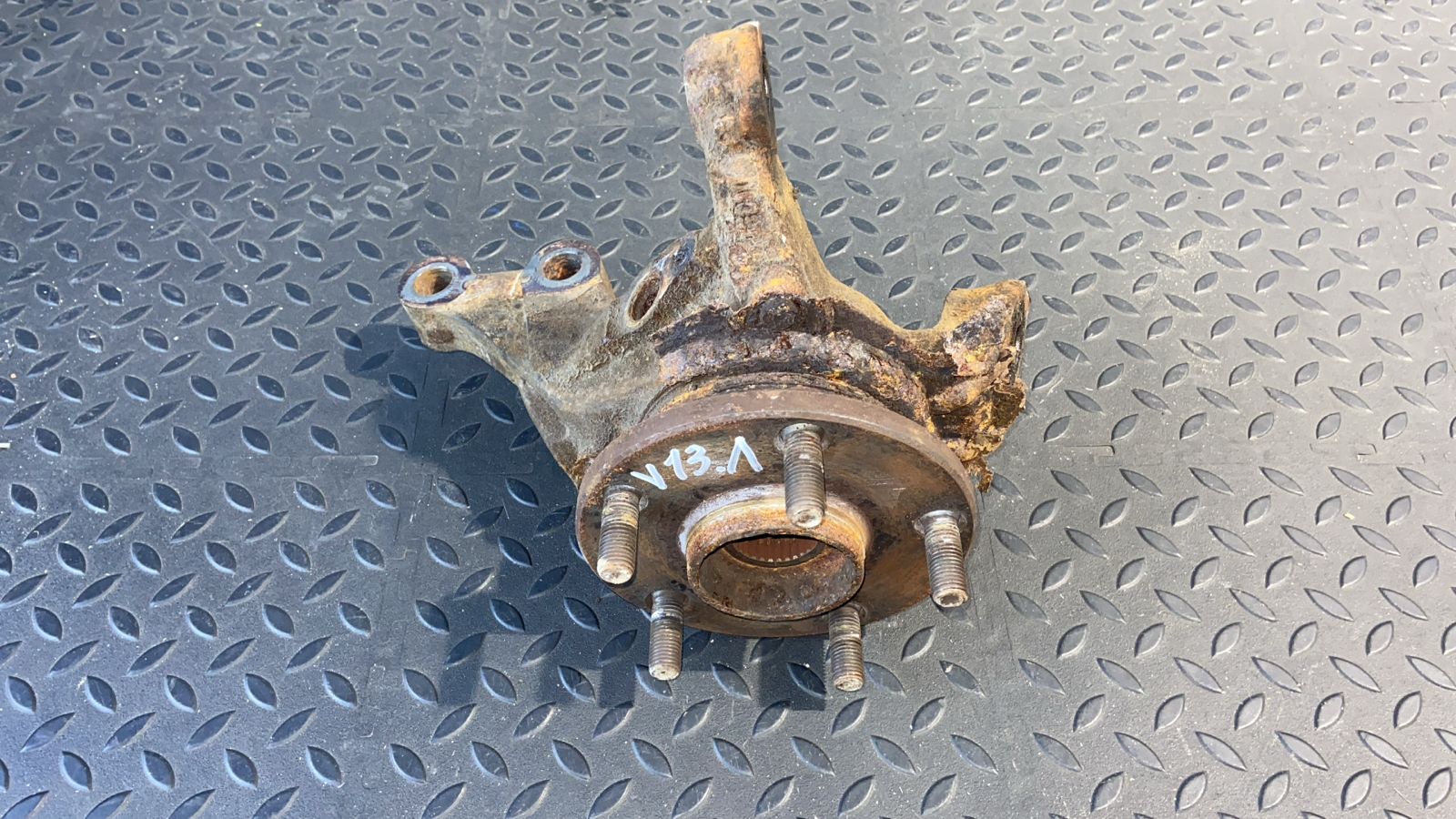 Кулак поворотный передний левый Toyota Avensis/2 2003-2009