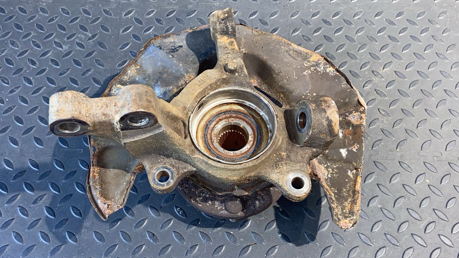 Кулак поворотный передний правый Toyota Avensis/2 2003-2009