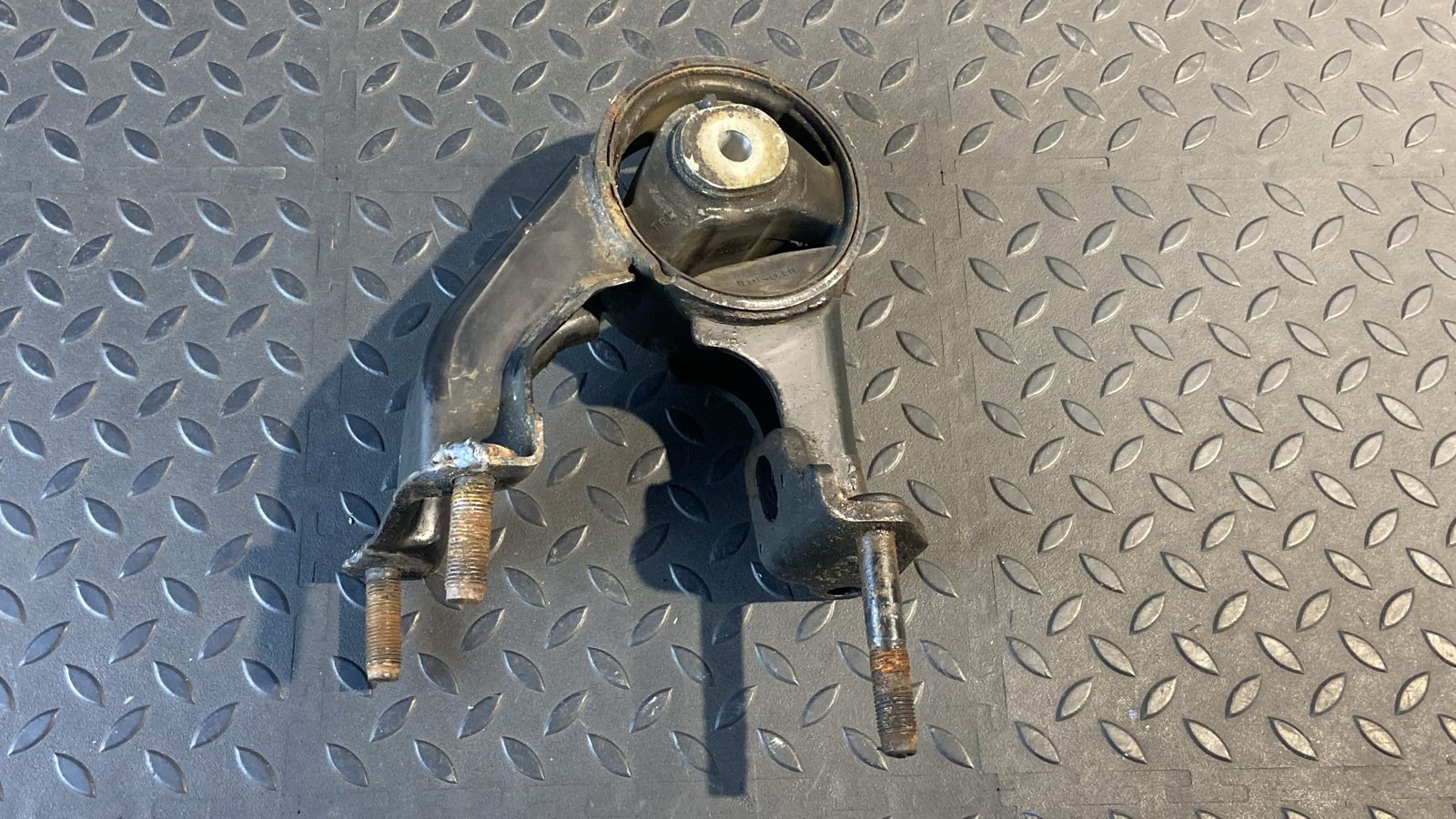 Опора двигателя Toyota Avensis/2 2003-2009