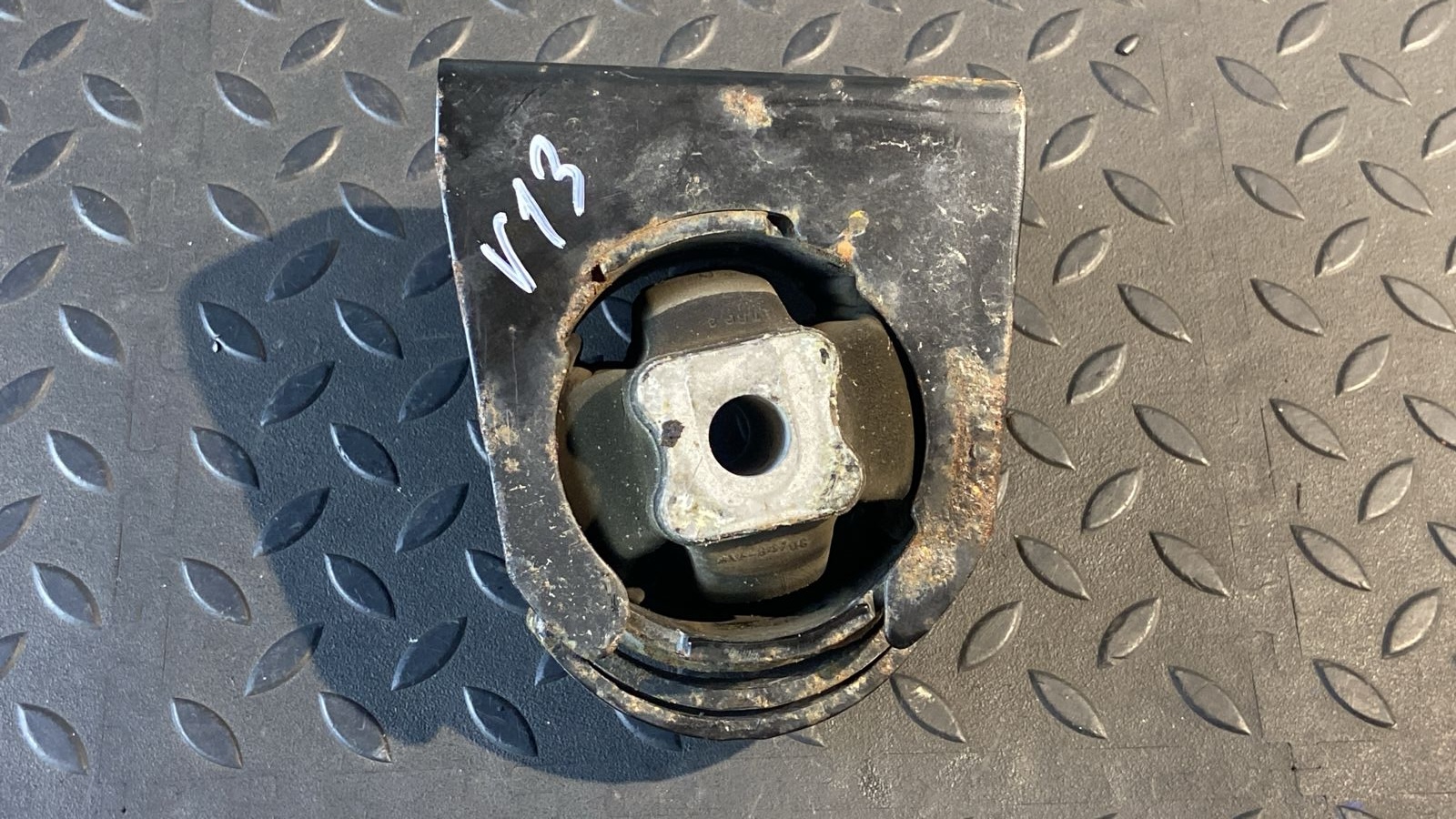 Опора двигателя Toyota Avensis/2 2003-2009