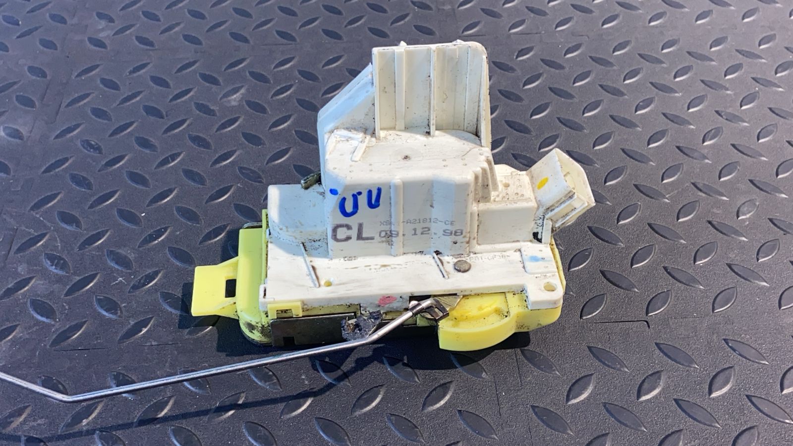 Замок двери передний правый Ford Focus 1998-2007