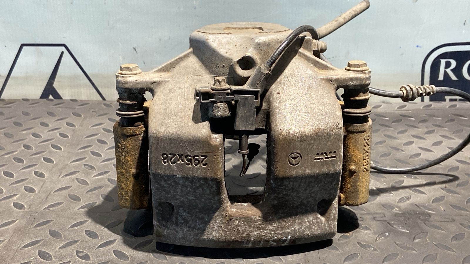 Суппорт передний правый Mercedes C/W204 2006-2015