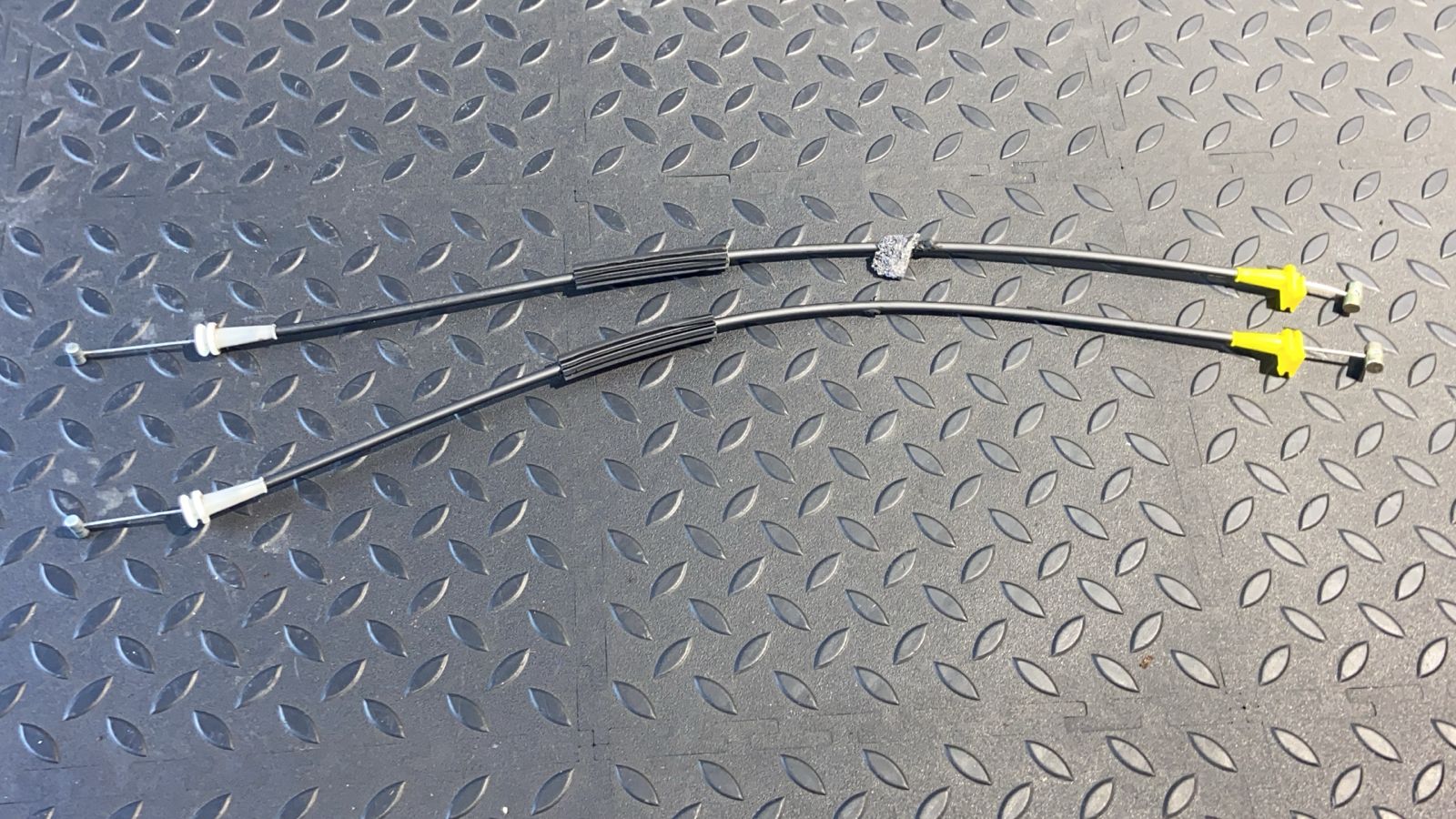 Трос замка двери передний Ford Focus 1998-2007