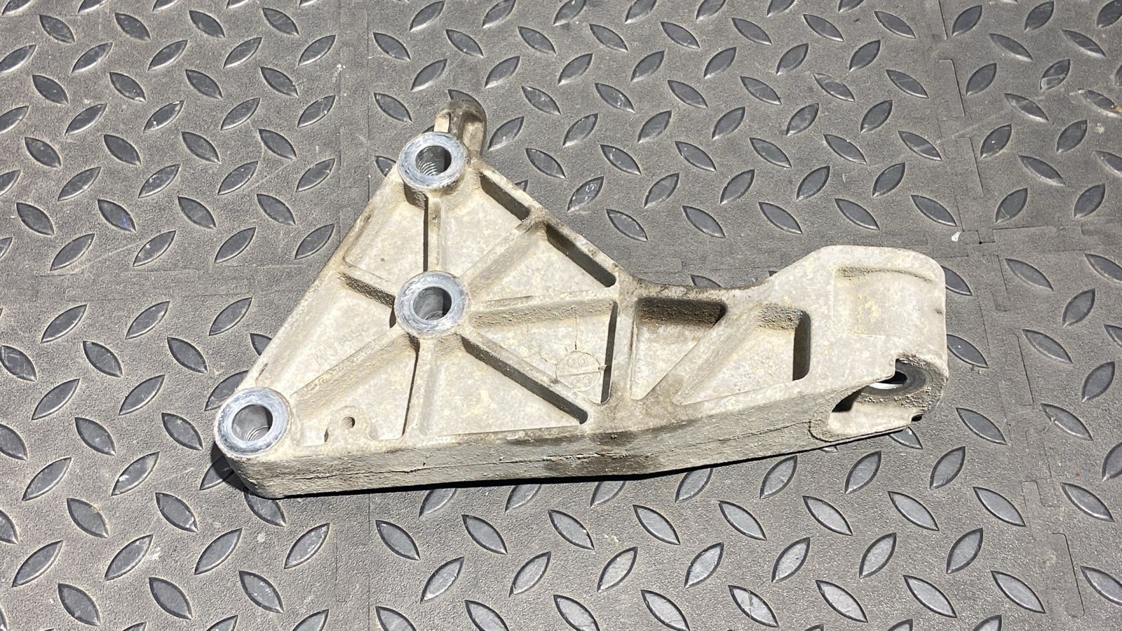 Кронштейн опоры двигателя Opel Astra/H 2004-2014