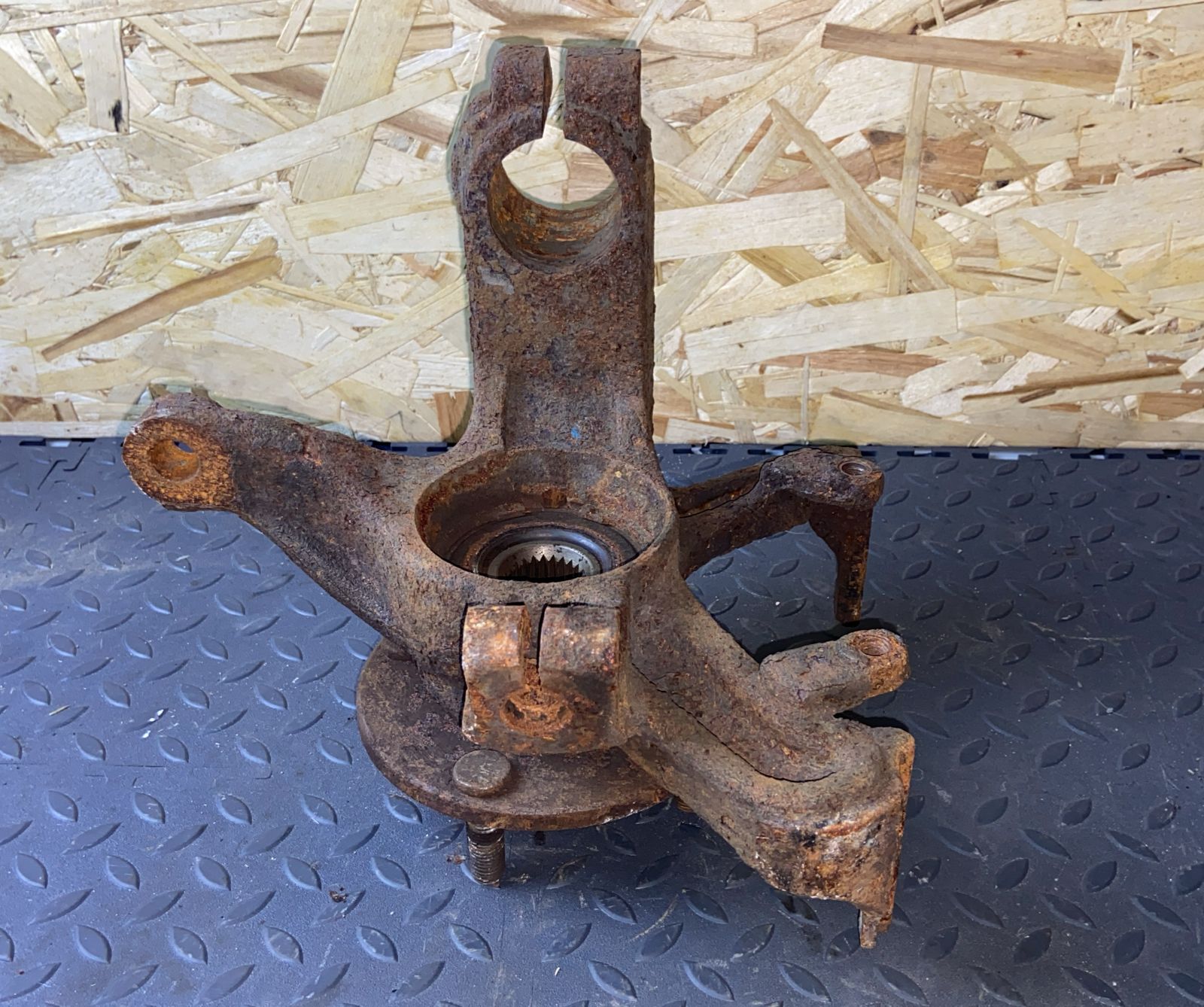 Кулак поворотный передний левый Ford Focus 1998-2007