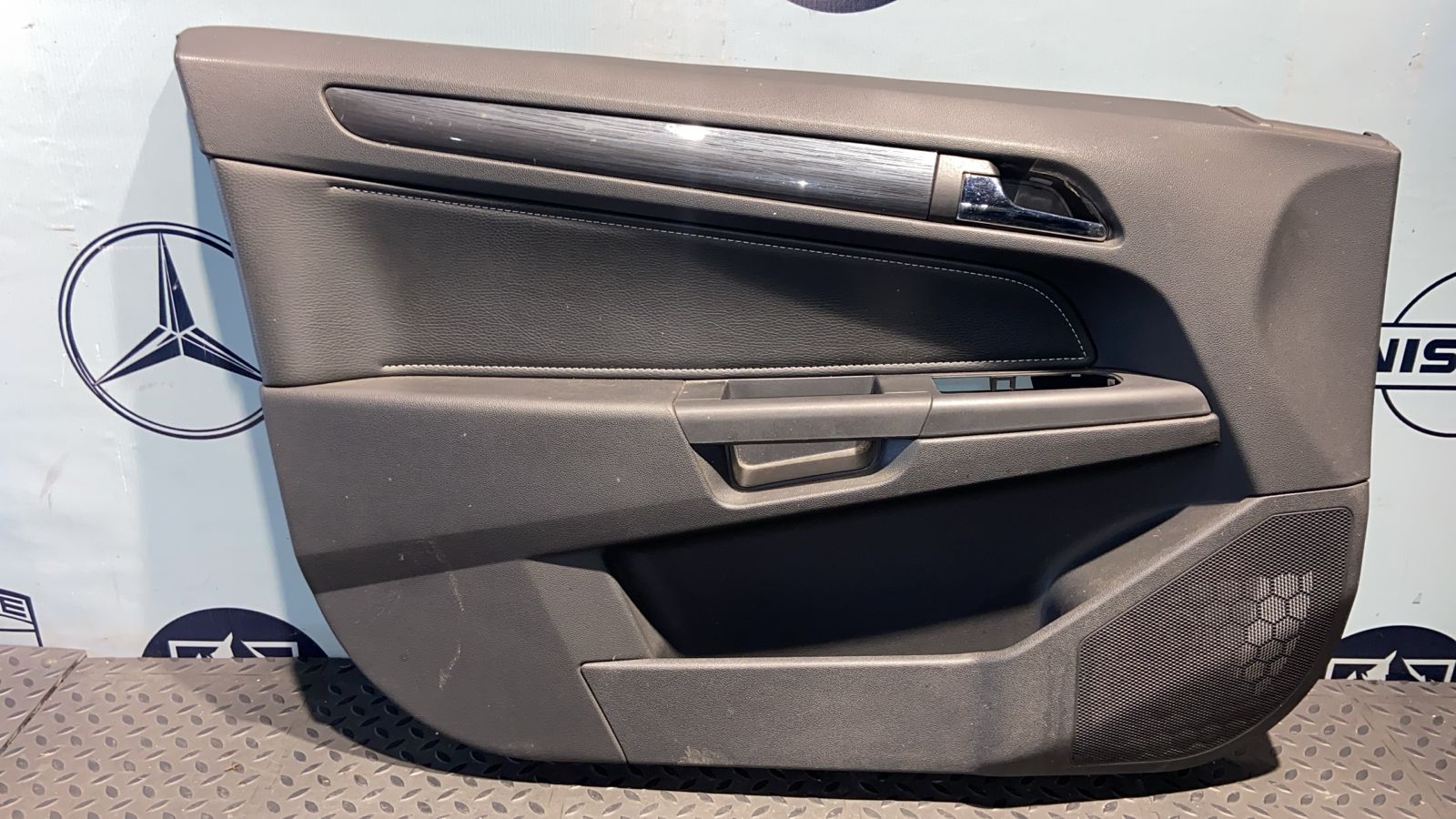 Обшивка двери передняя левая Opel Astra/H 2004-2014