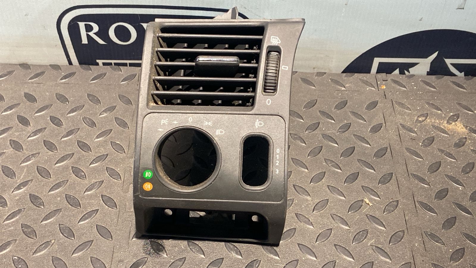 Дефлектор воздушный левый Mercedes E/W210 1995-2003