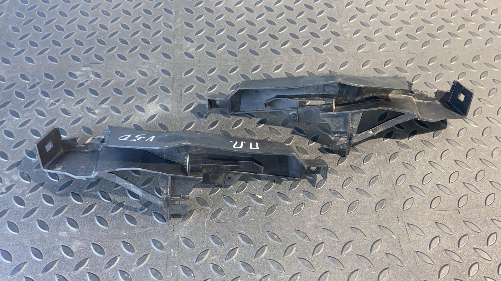 Кронштейн замка двери передний Ford Focus 1998-2007