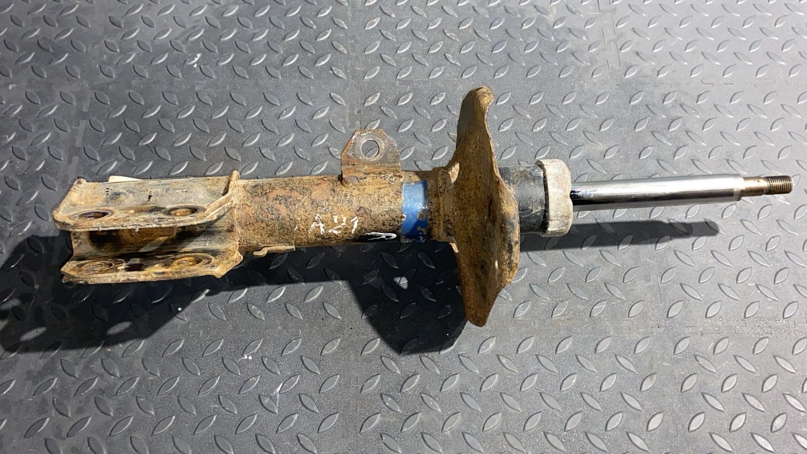 Амортизатор передний правый Toyota Avensis/2 2003-2009