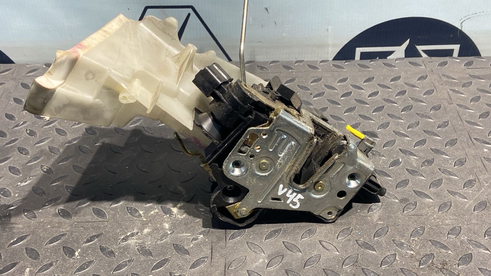 Замок двери задний левый Mercedes E/W210 1995-2003