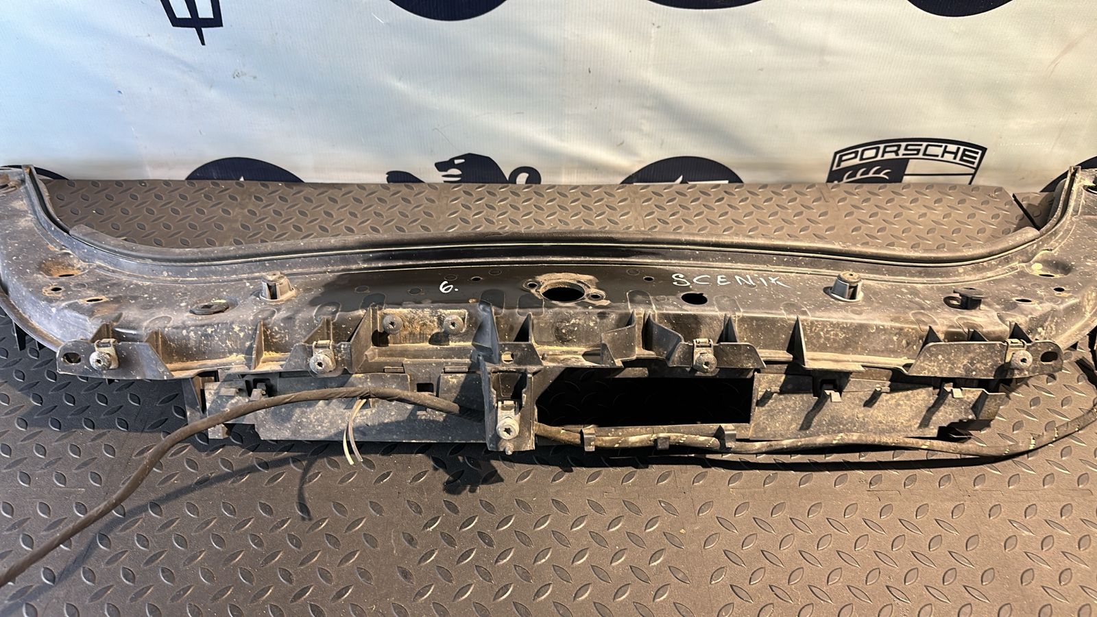 Панель передняя (Телевизор) верхняя часть Renault Scenic/2 2003-2009