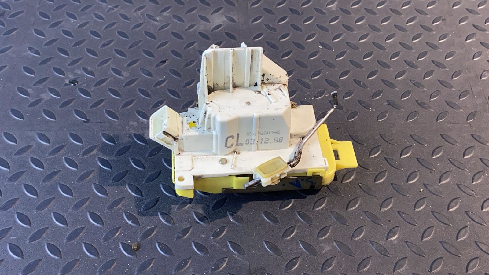 Замок двери задний левый Ford Focus 1998-2007