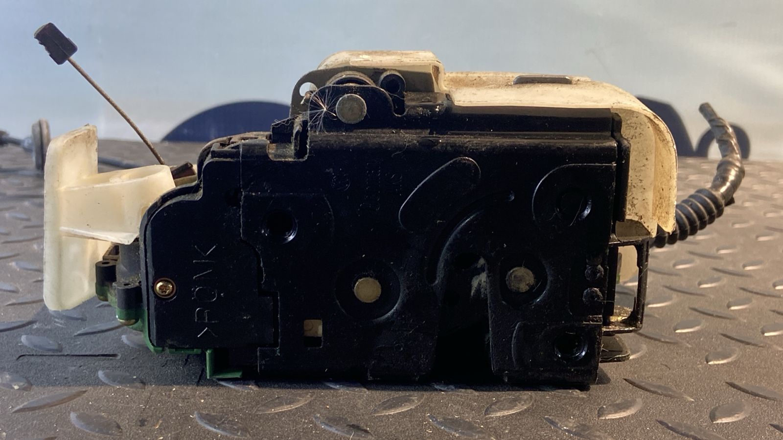 Замок двери передний правый Mercedes E/W210 1995-2003