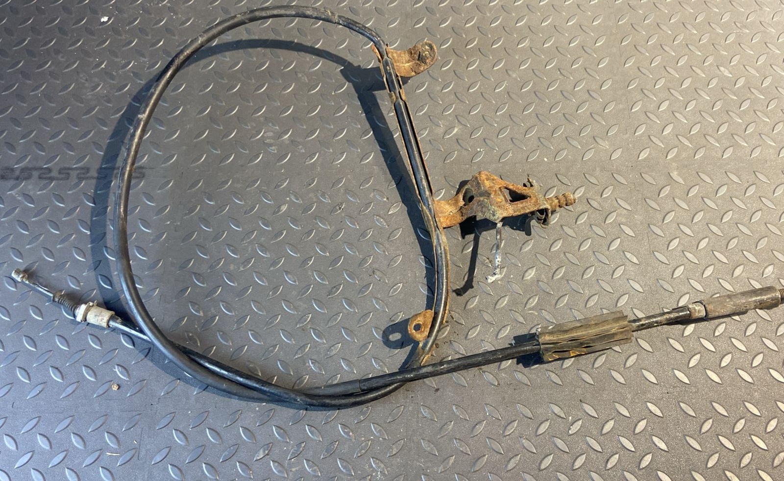 Трос стояночного тормоза Ford Focus/2 2004-2011