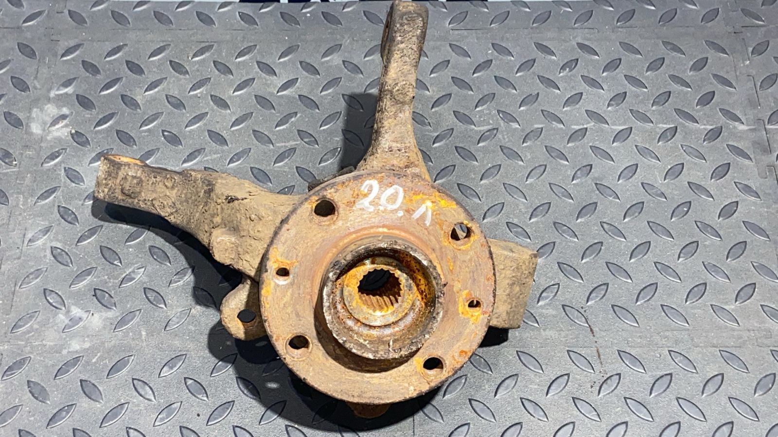 Кулак поворотный передний левый Renault Sandero 2009-2014