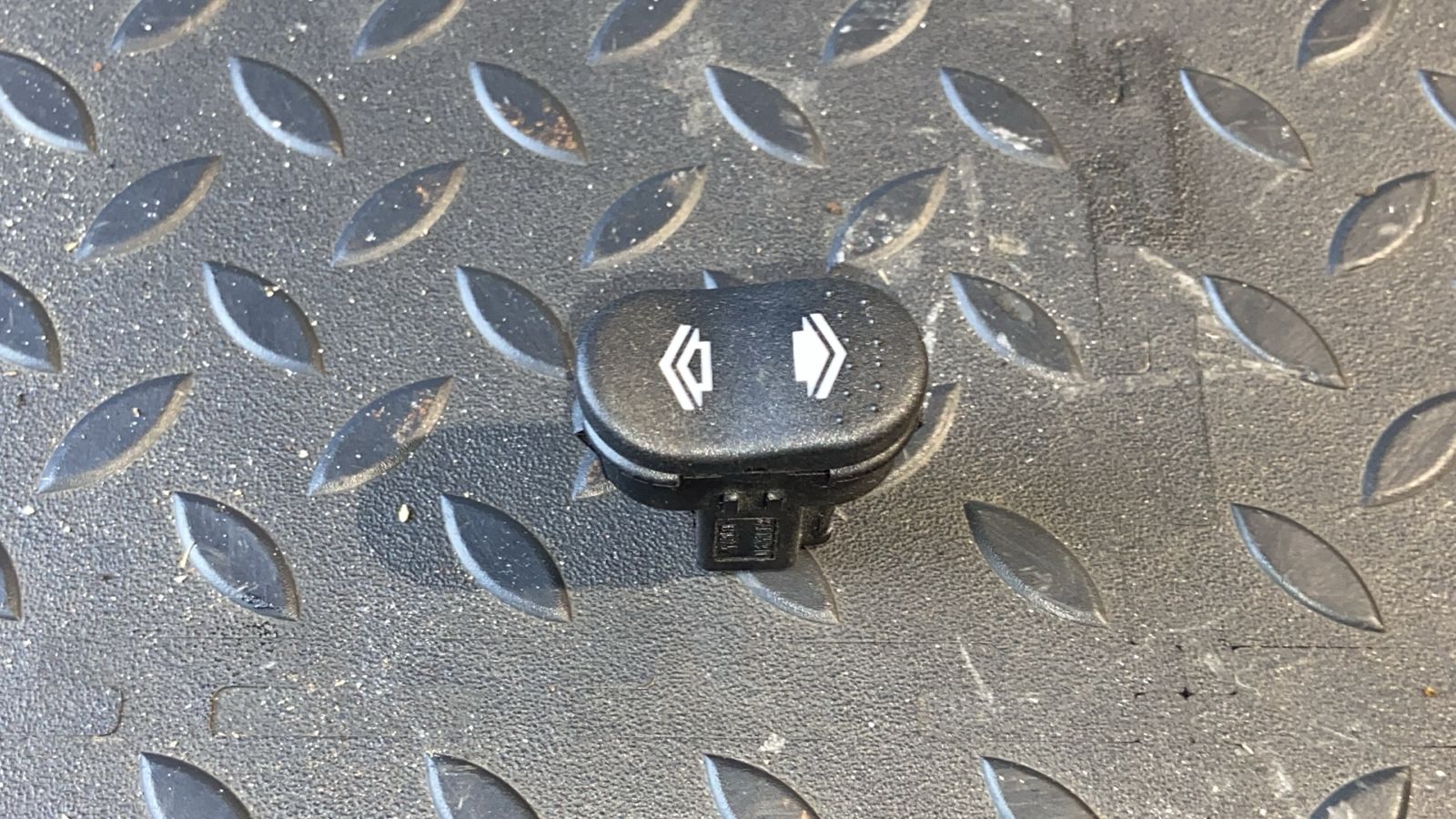 Кнопка стеклоподъемника задняя Ford Focus 1998-2007