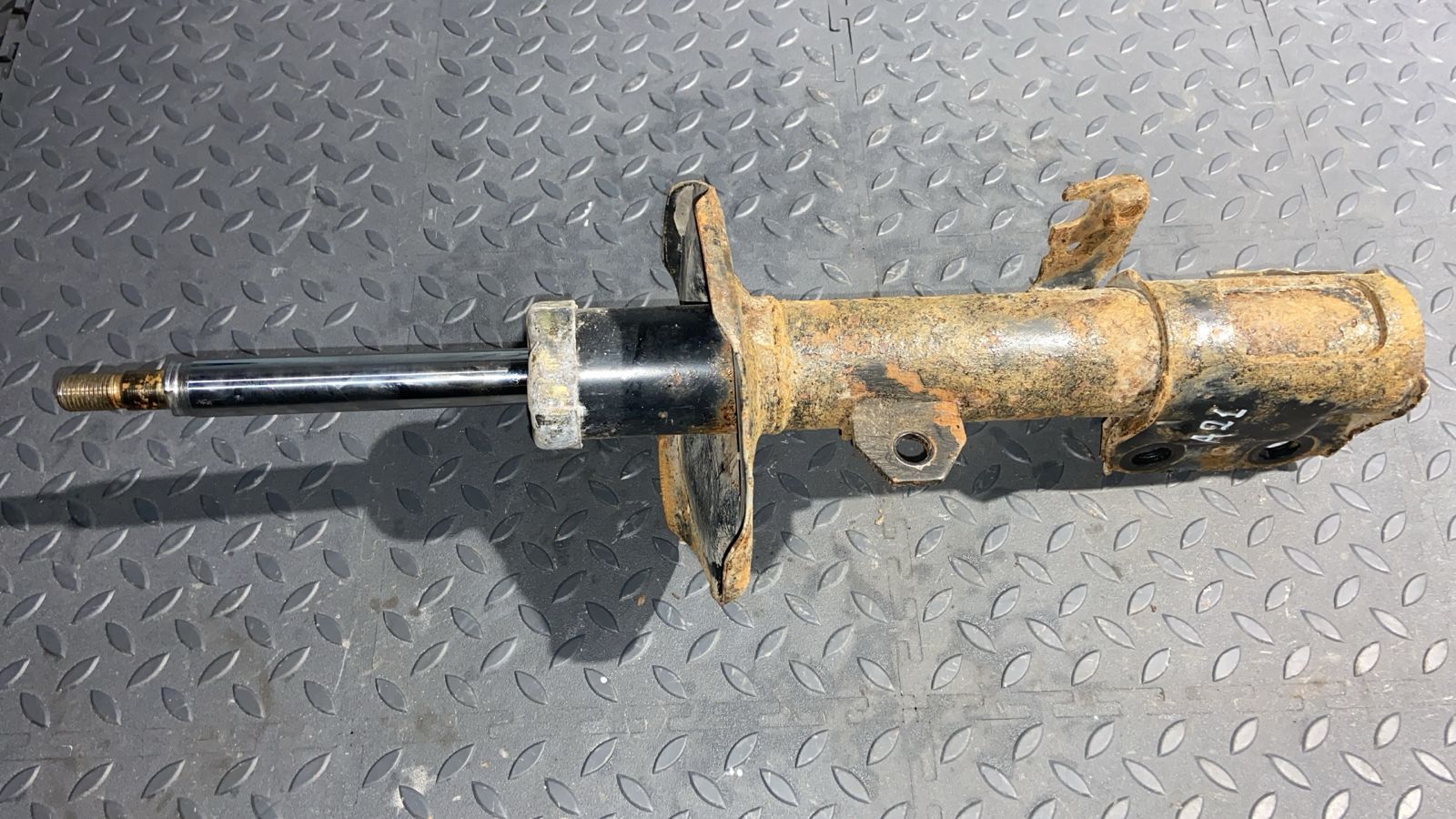 Амортизатор передний левый Toyota Avensis/2 2003-2009