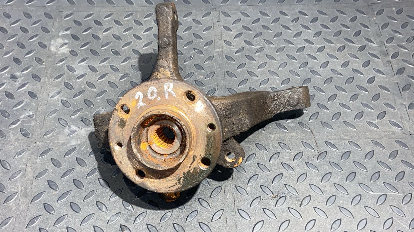 Кулак поворотный передний правый Renault Sandero 2009-2014