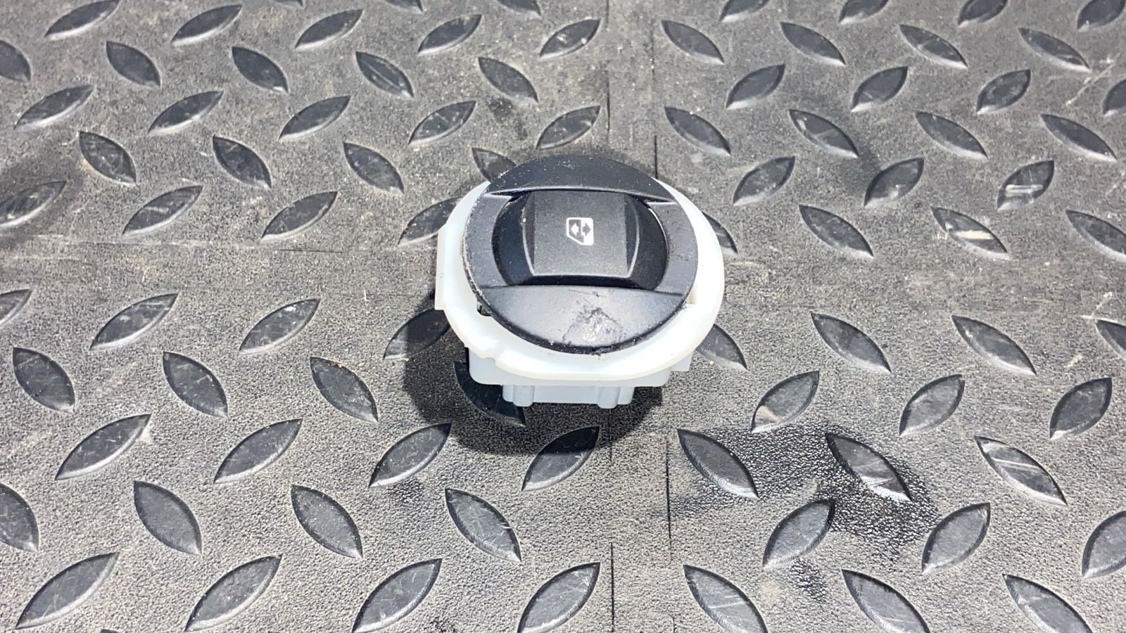 Кнопка стеклоподъемника передняя правая Renault Megane/2 2002-2009