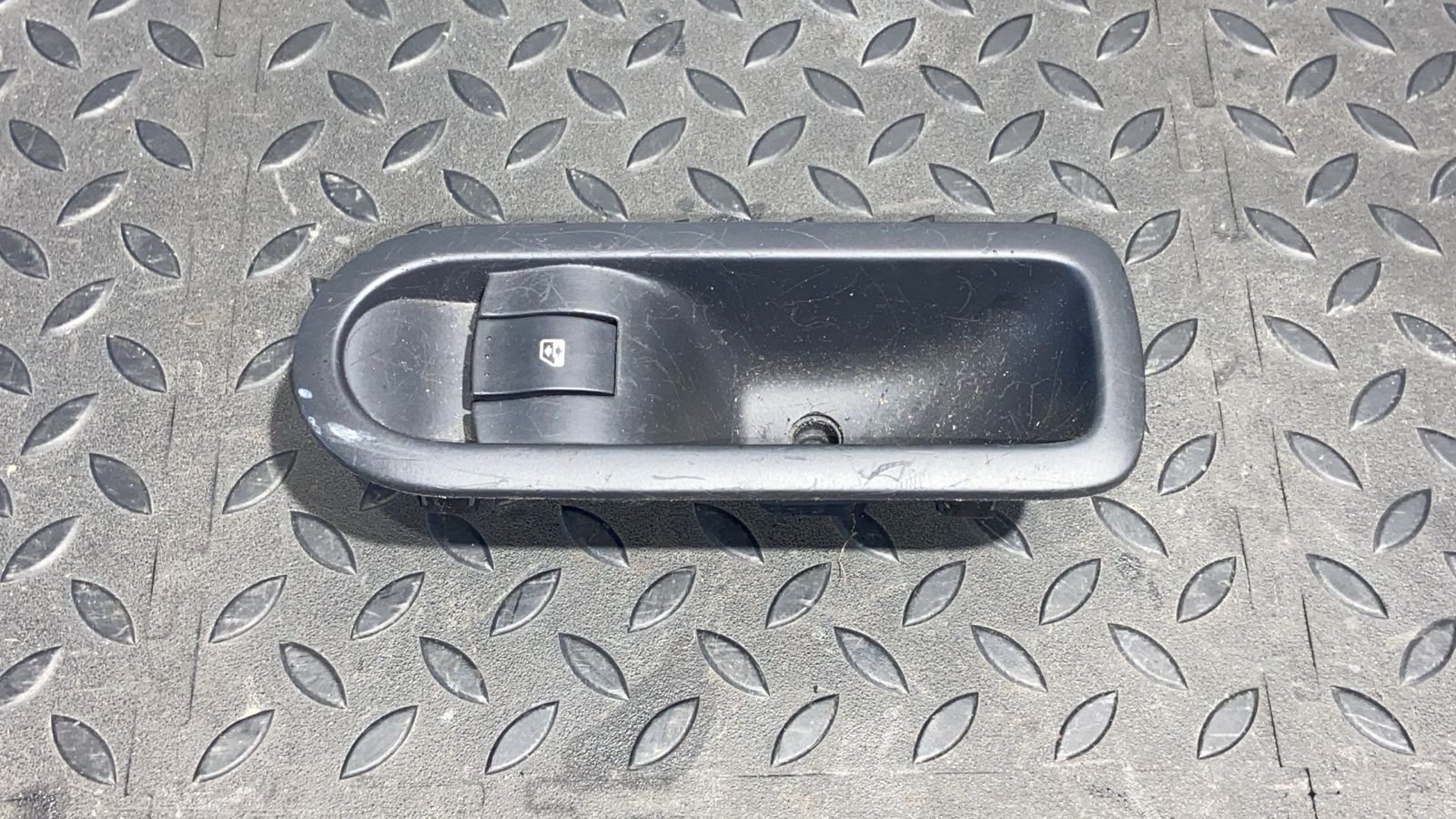 Кнопка стеклоподъемника задняя Renault Megane/2 2002-2009