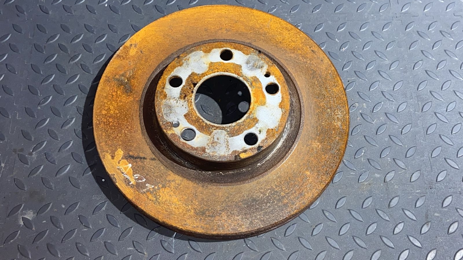 Диск тормозной передний Toyota Avensis/2 2003-2009