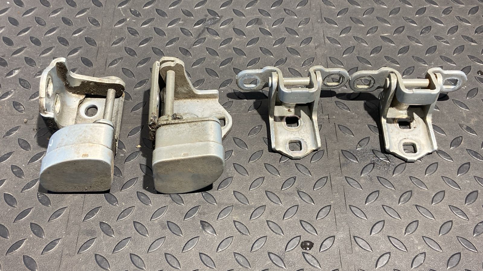 Петля двери задняя Renault Megane/2 2002-2009