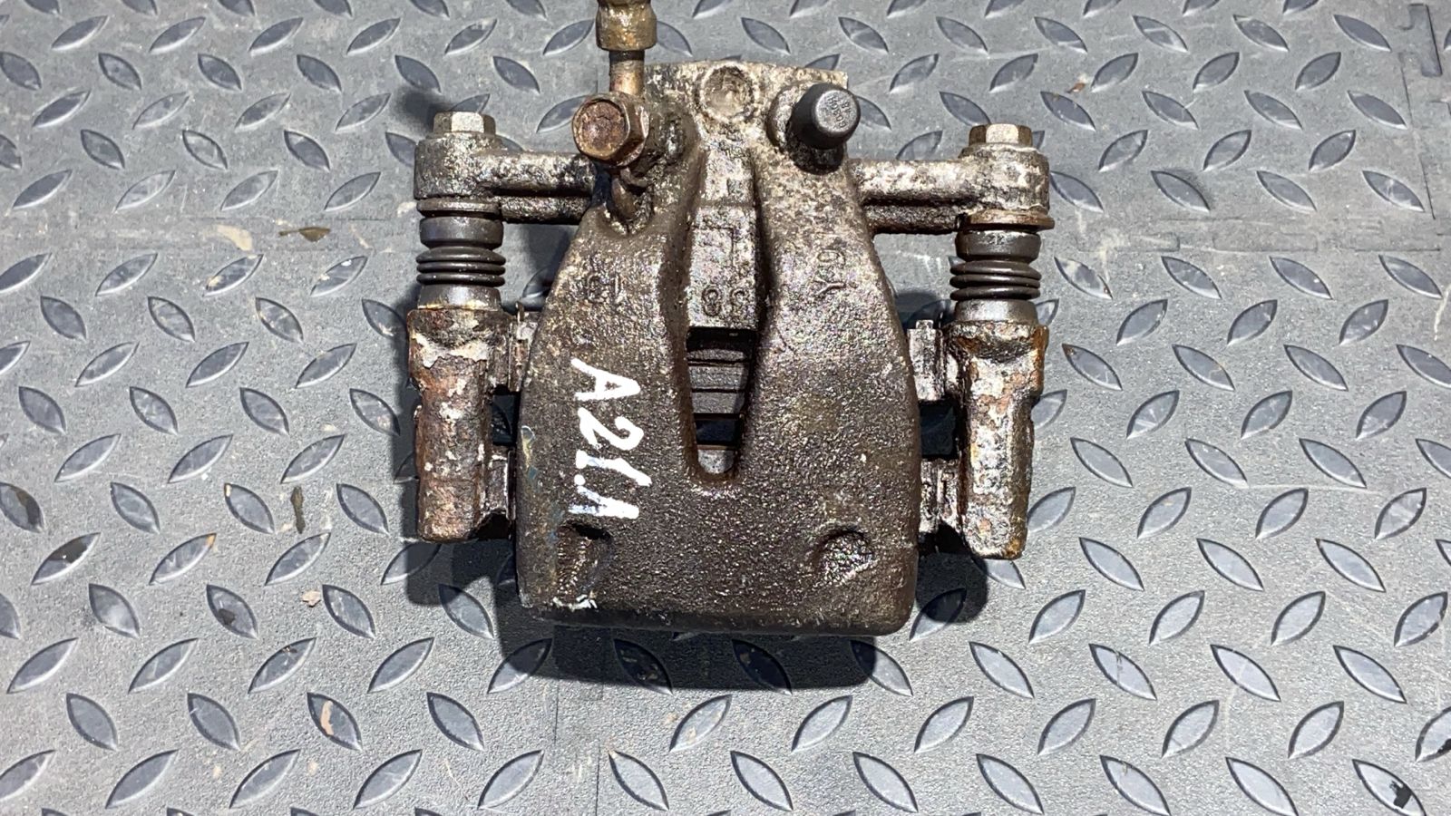 Суппорт задний левый Toyota Avensis/2 2003-2009