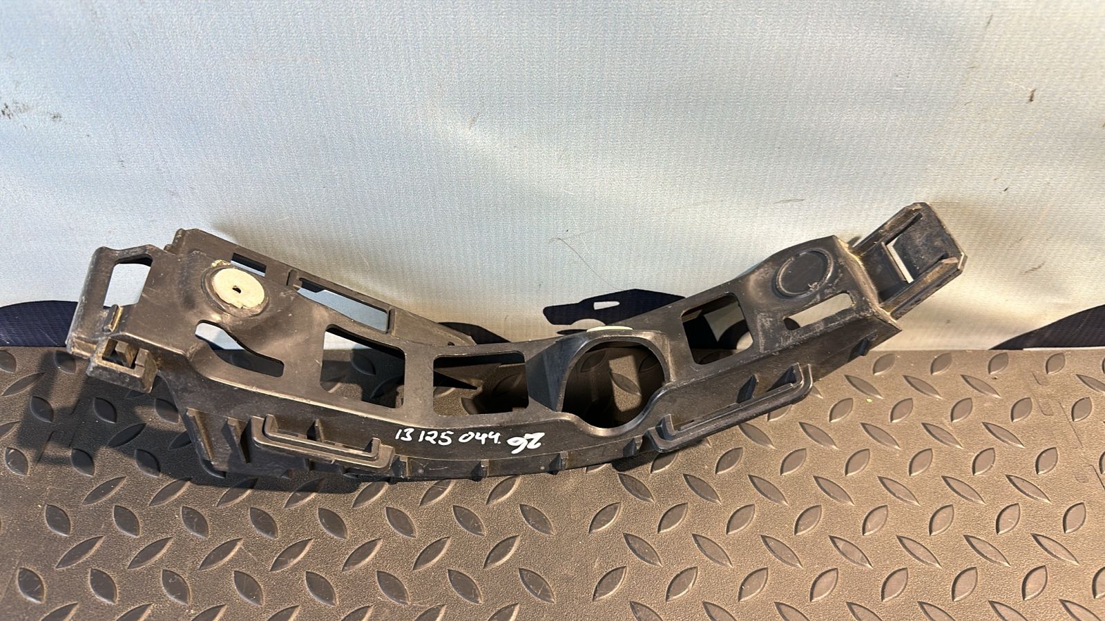 Кронштейн бампера задний правый Opel Zafira/B 2005-2014