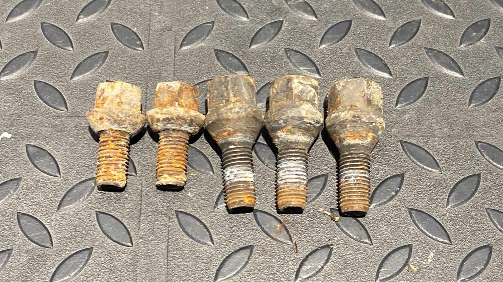 Болт колесный Mercedes C/W203 2000-2008