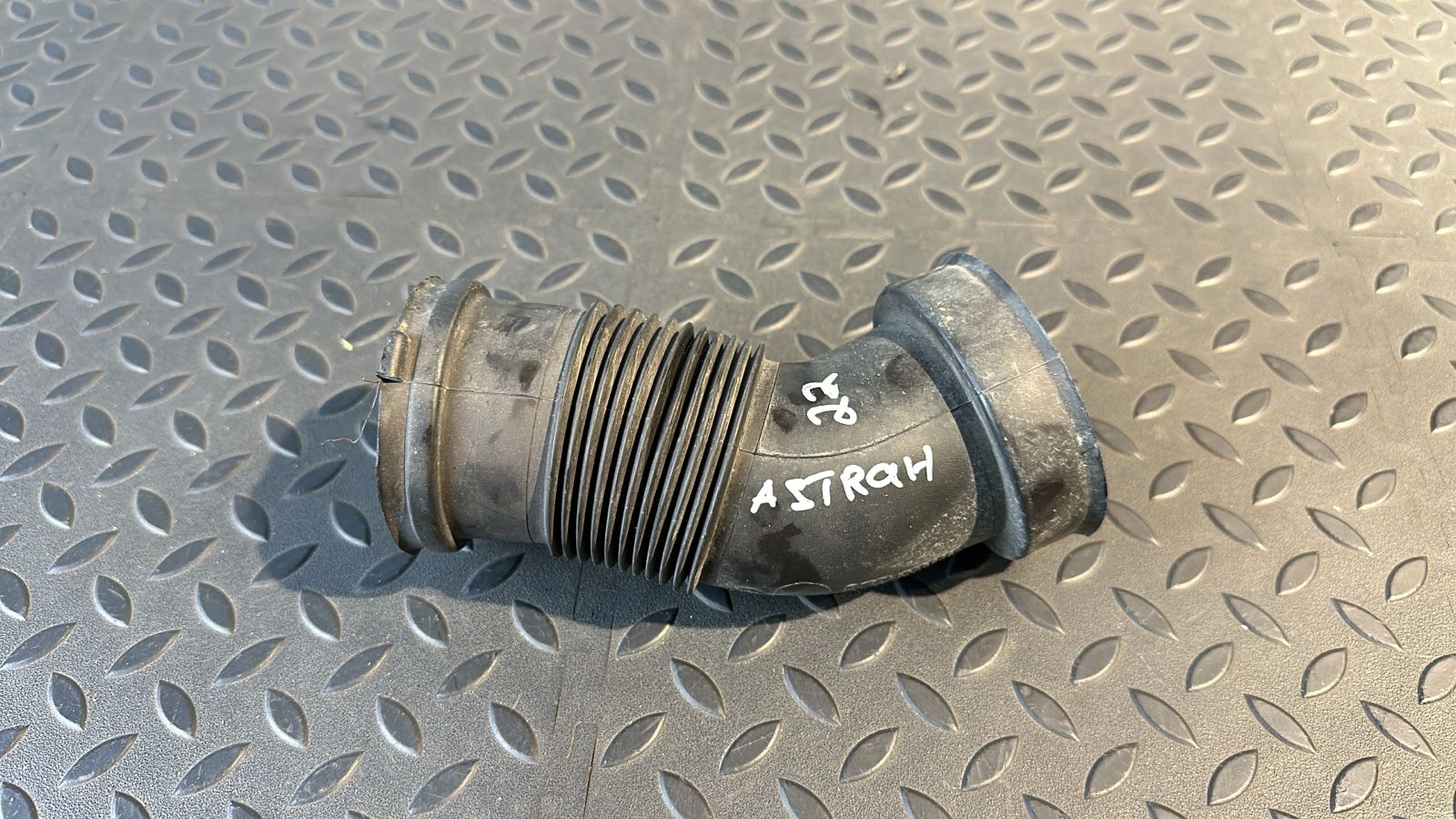 Патрубок воздушного фильтра Opel Astra/H 2004-2014