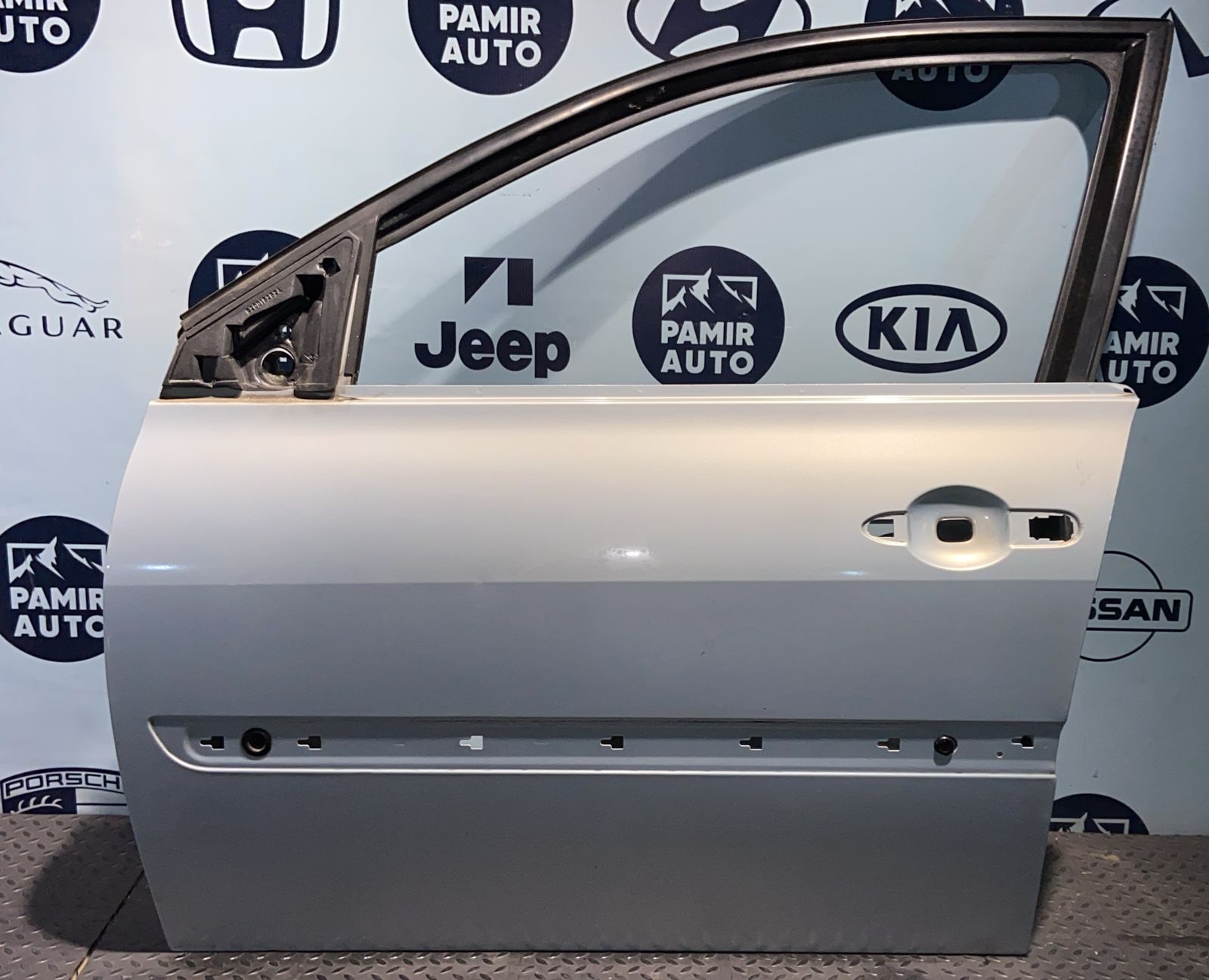 Дверь передняя левая Renault Megane/2 2002-2009