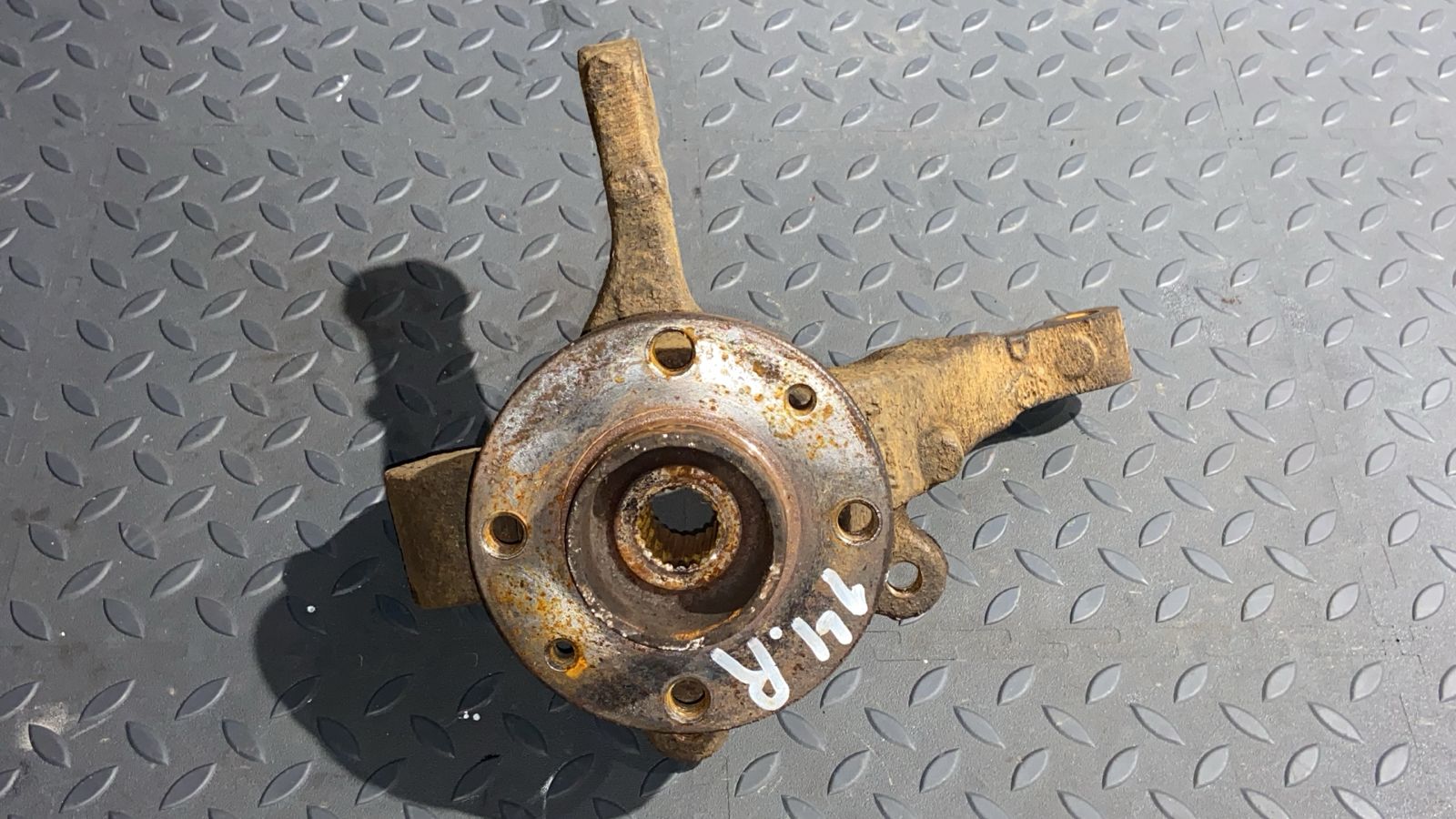 Кулак поворотный передний правый Renault Logan 2004-2015