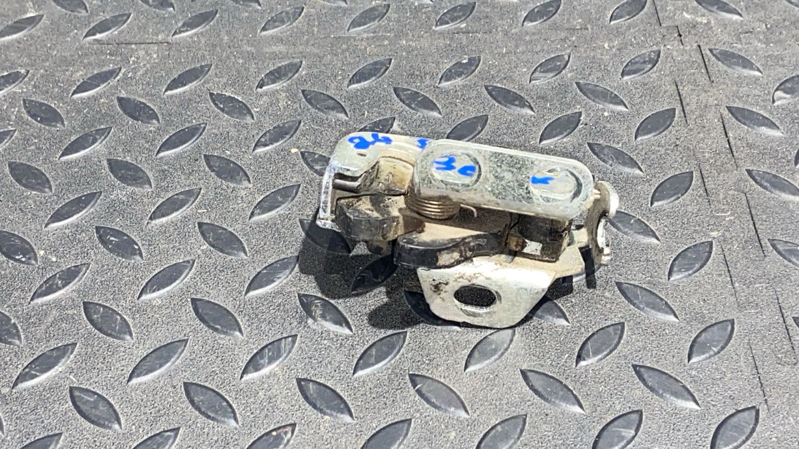 Замок двери багажника правый Mercedes Vito/W639 2003-2014