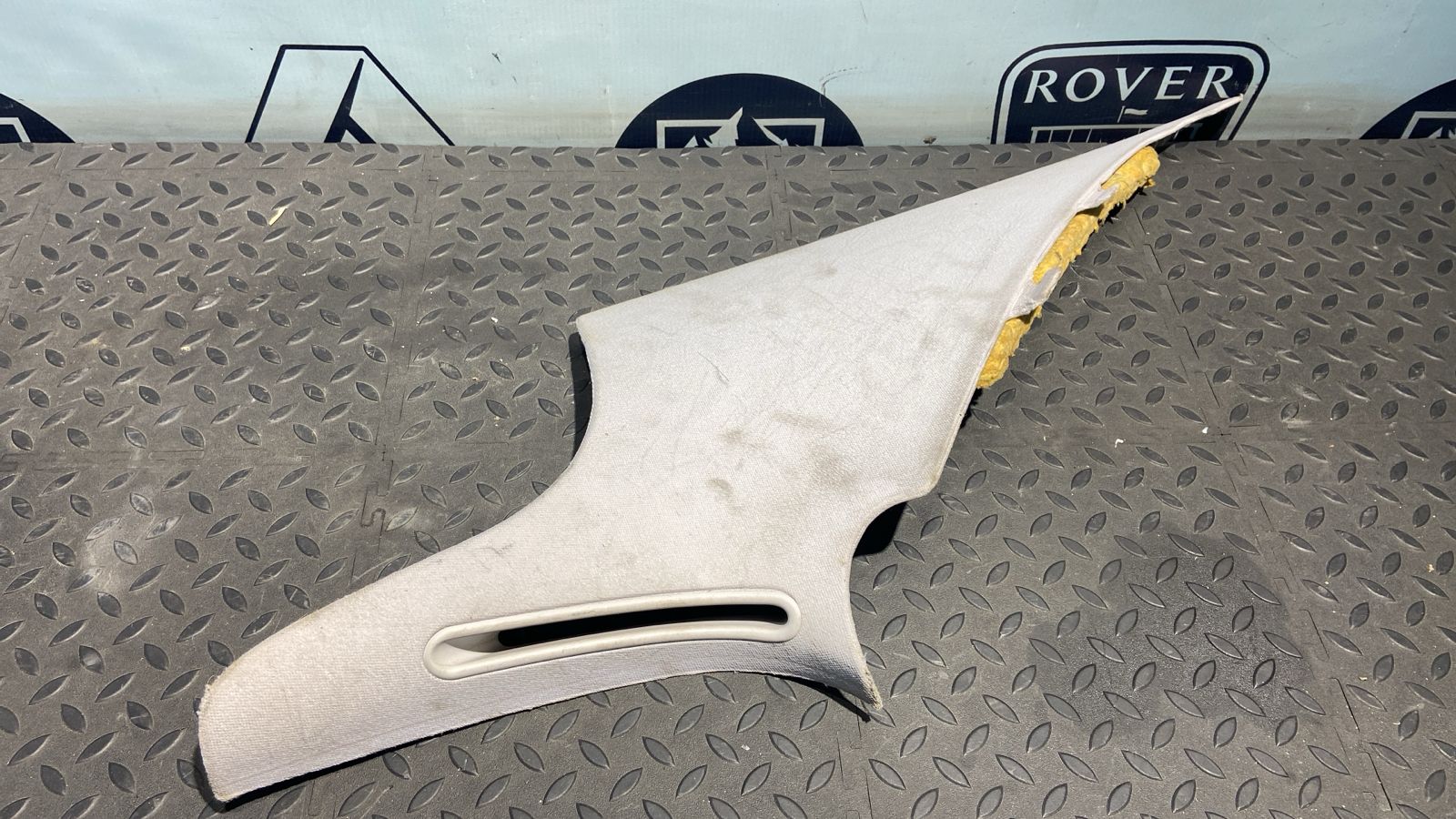 Обшивка стойки задняя правая Mercedes E/W211 2002-2009