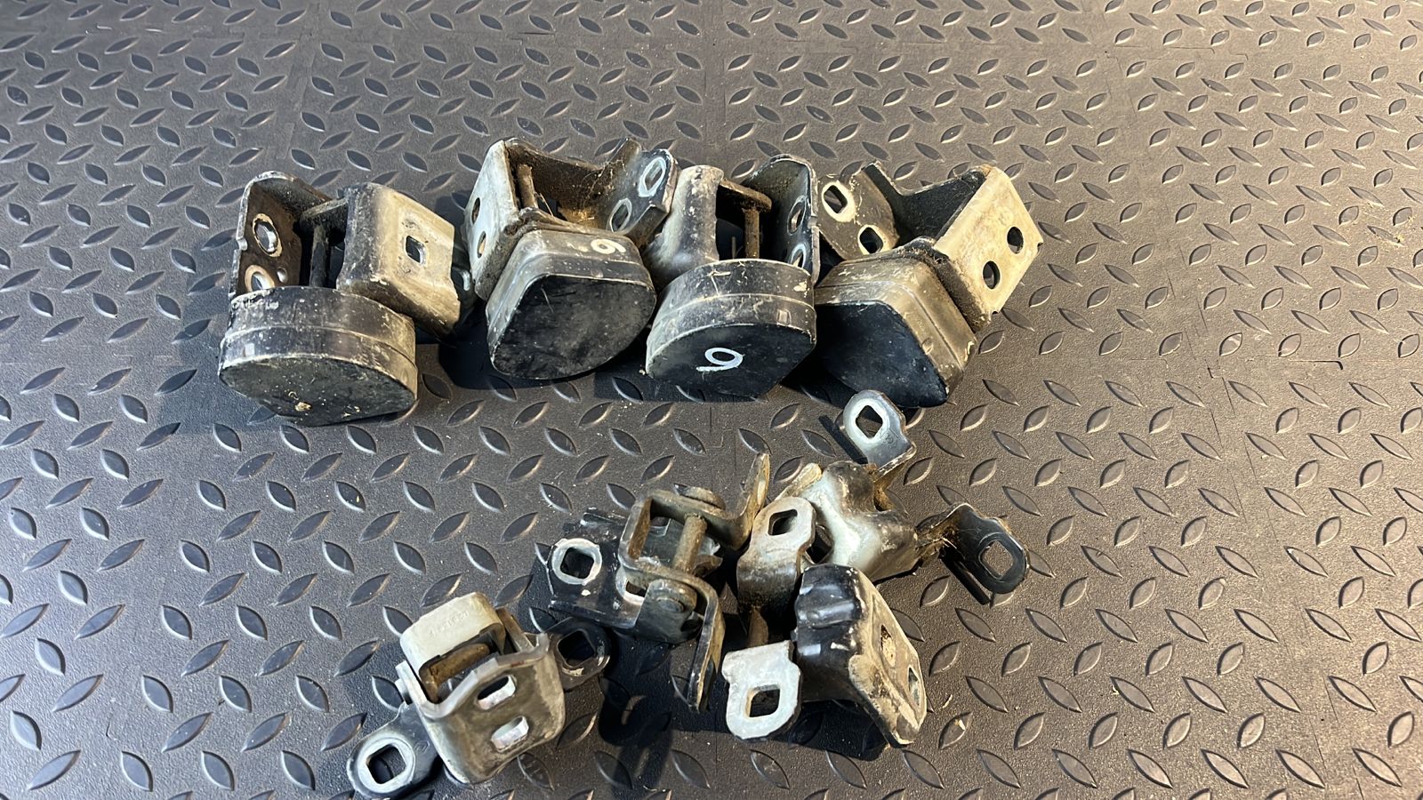 Петля двери Renault Scenic/2 2003-2009