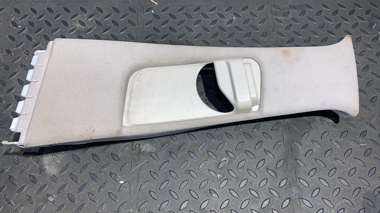 Обшивка стойки средняя левая Mercedes E/W211 2002-2009