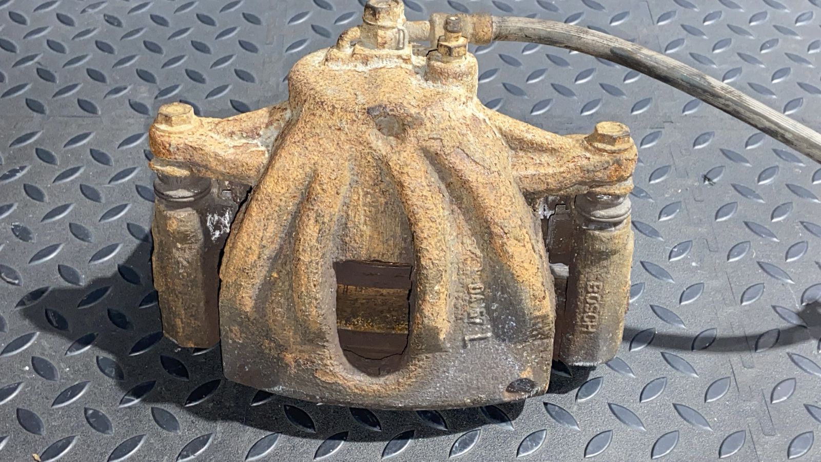 Суппорт передний правый Toyota Avensis/2 2003-2009