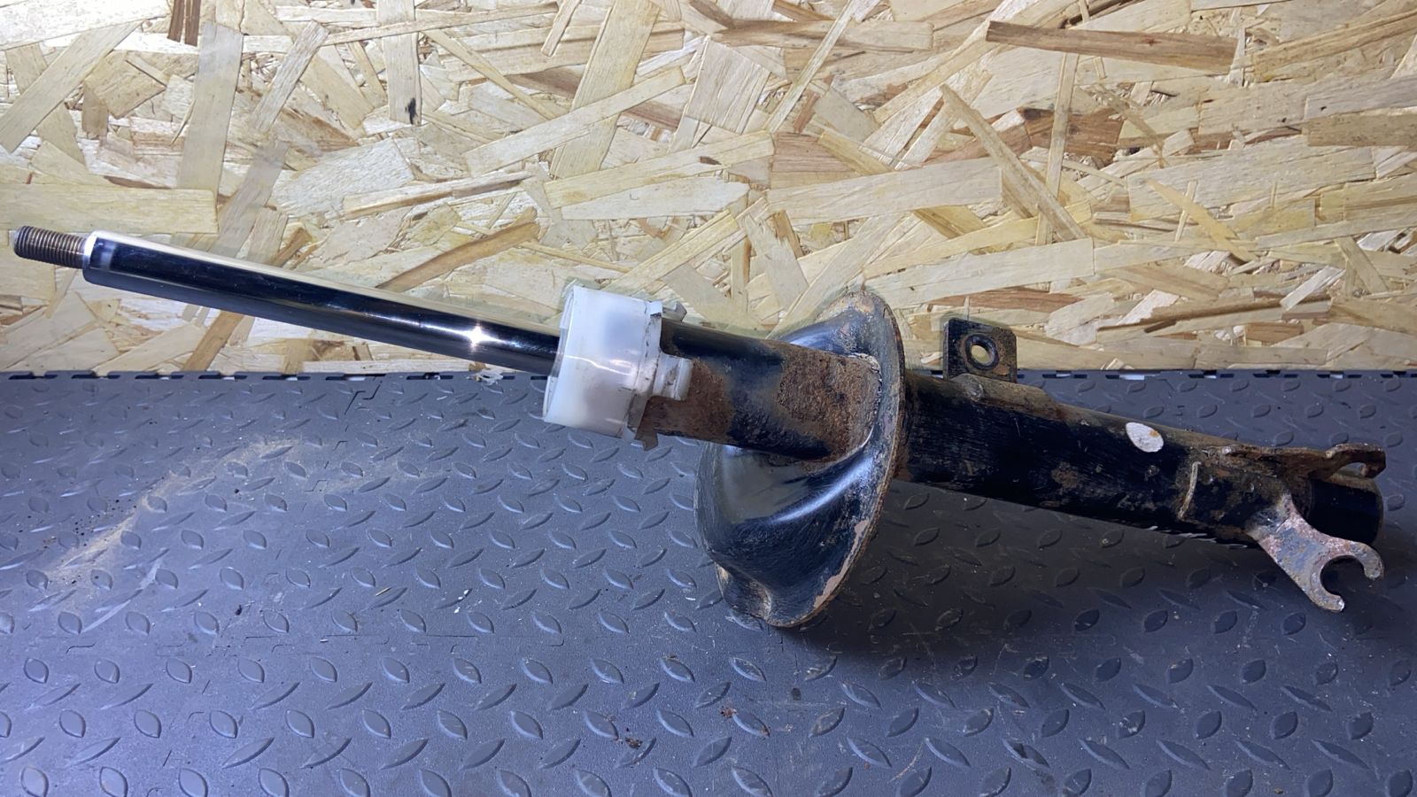 Амортизатор передний правый Ford Focus 1998-2007