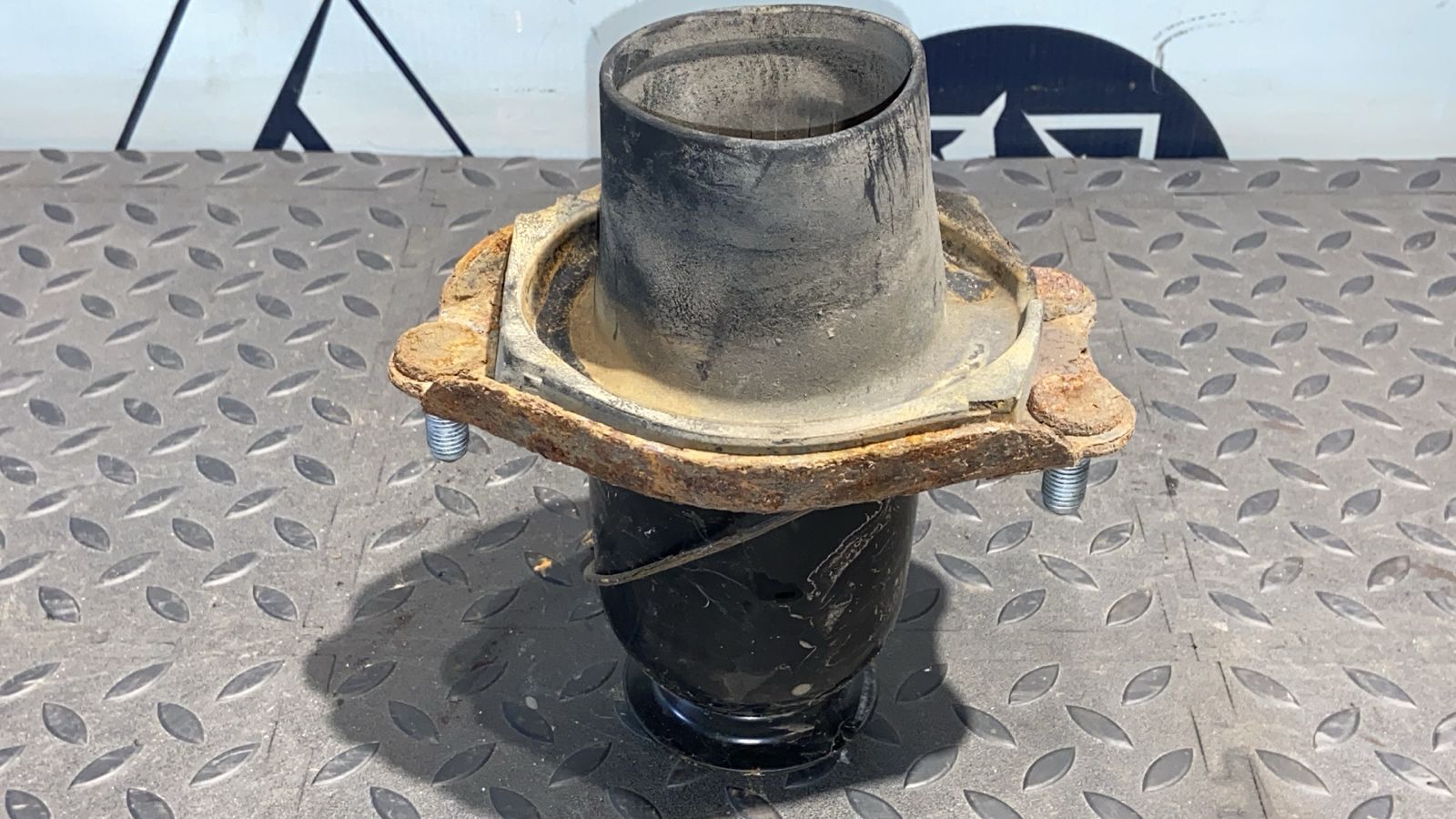 Опора амортизатора задняя Toyota Avensis/2 2003-2009