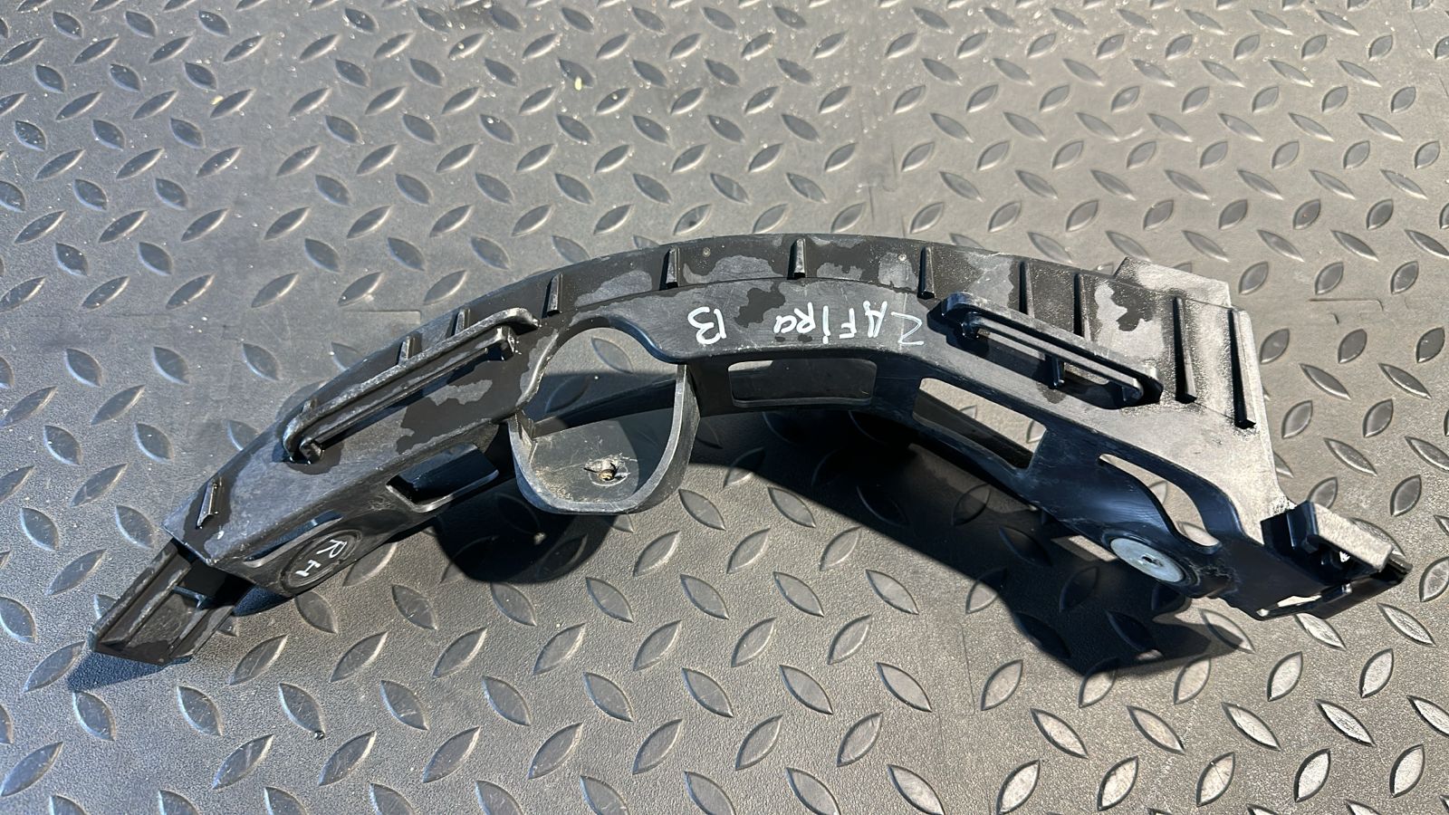 Кронштейн бампера задний правый Opel Zafira/B 2005-2014