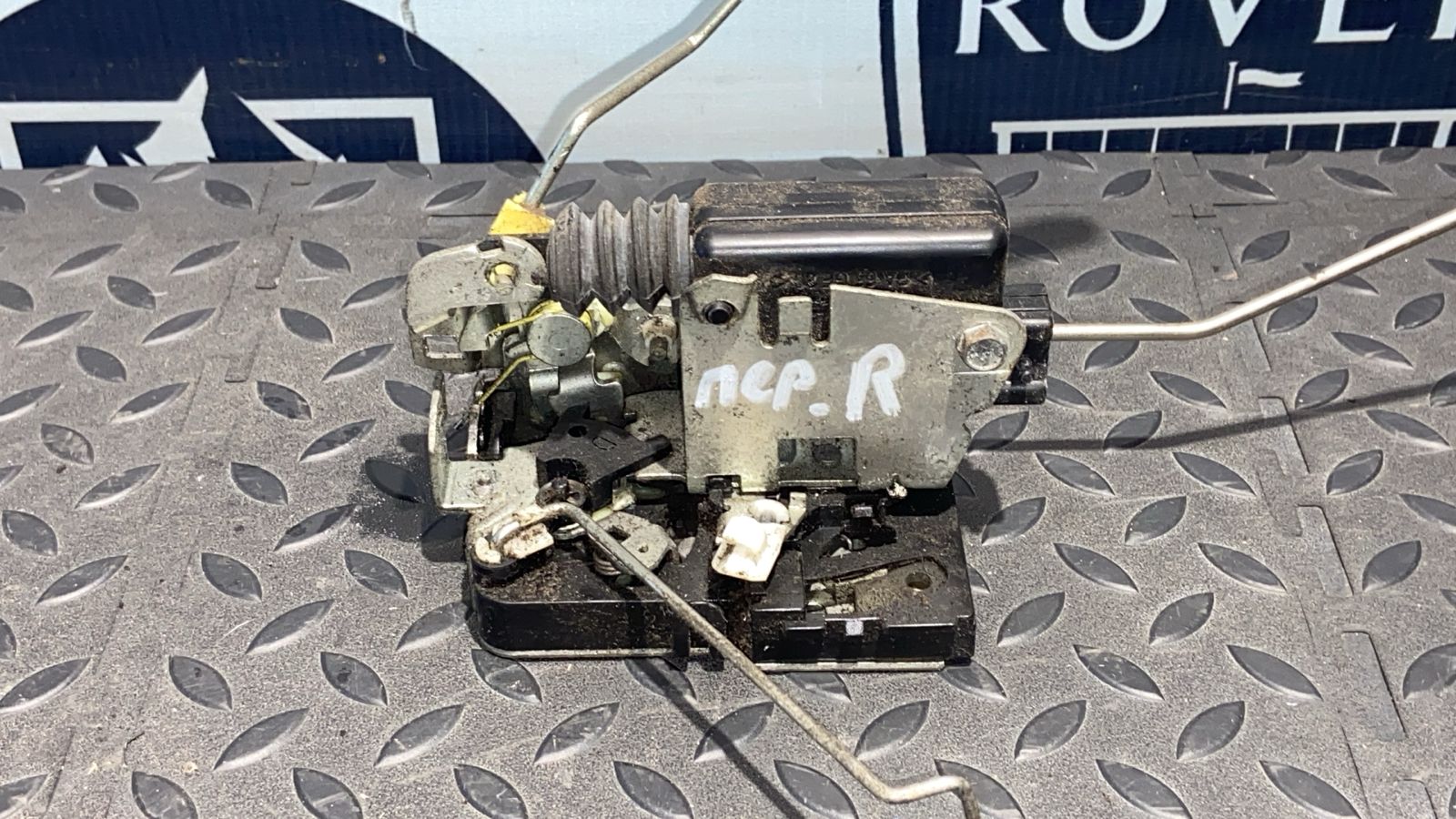 Замок двери передний правый Renault Logan 2004-2015