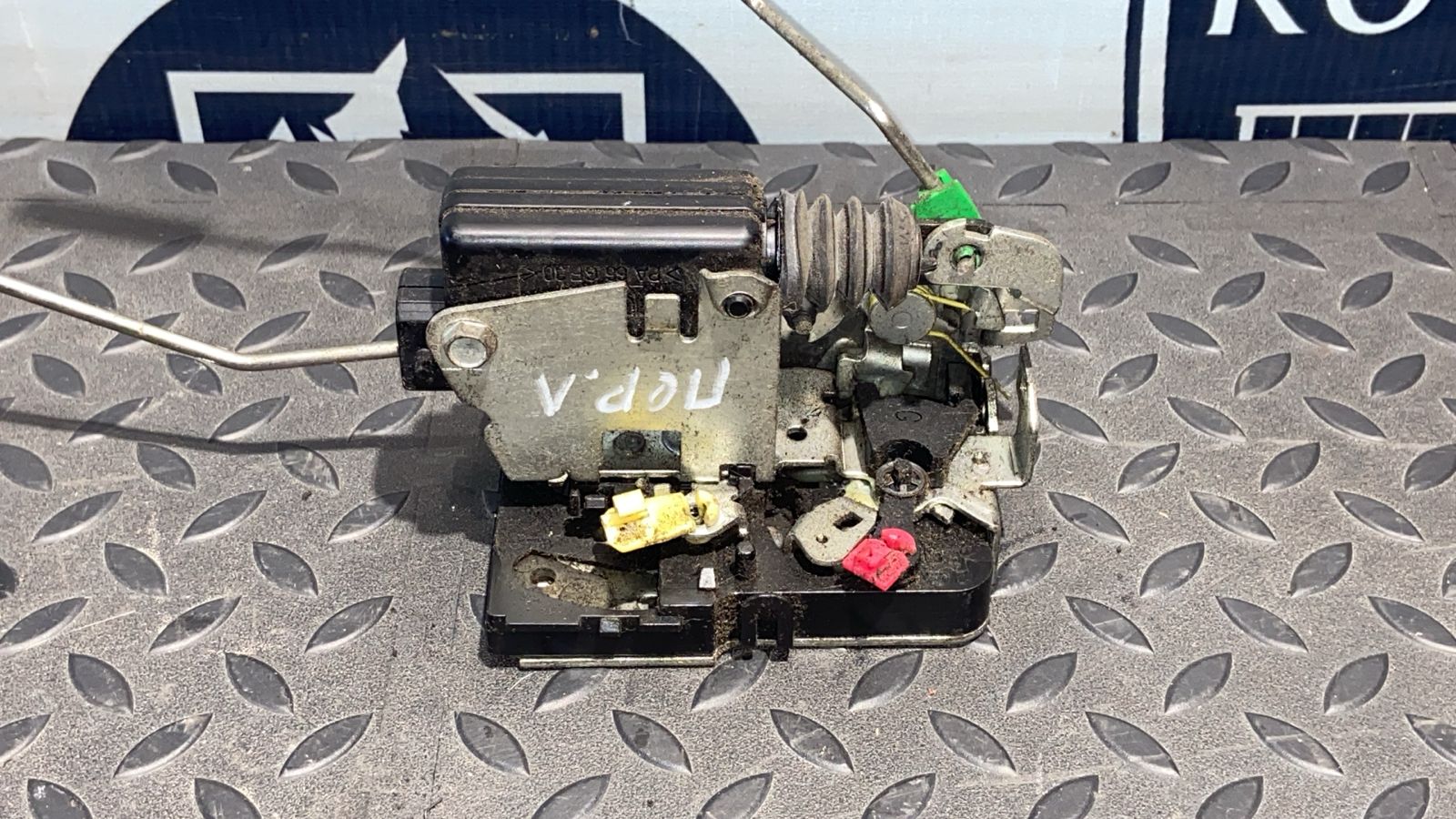 Замок двери передний левый Renault Logan 2004-2015