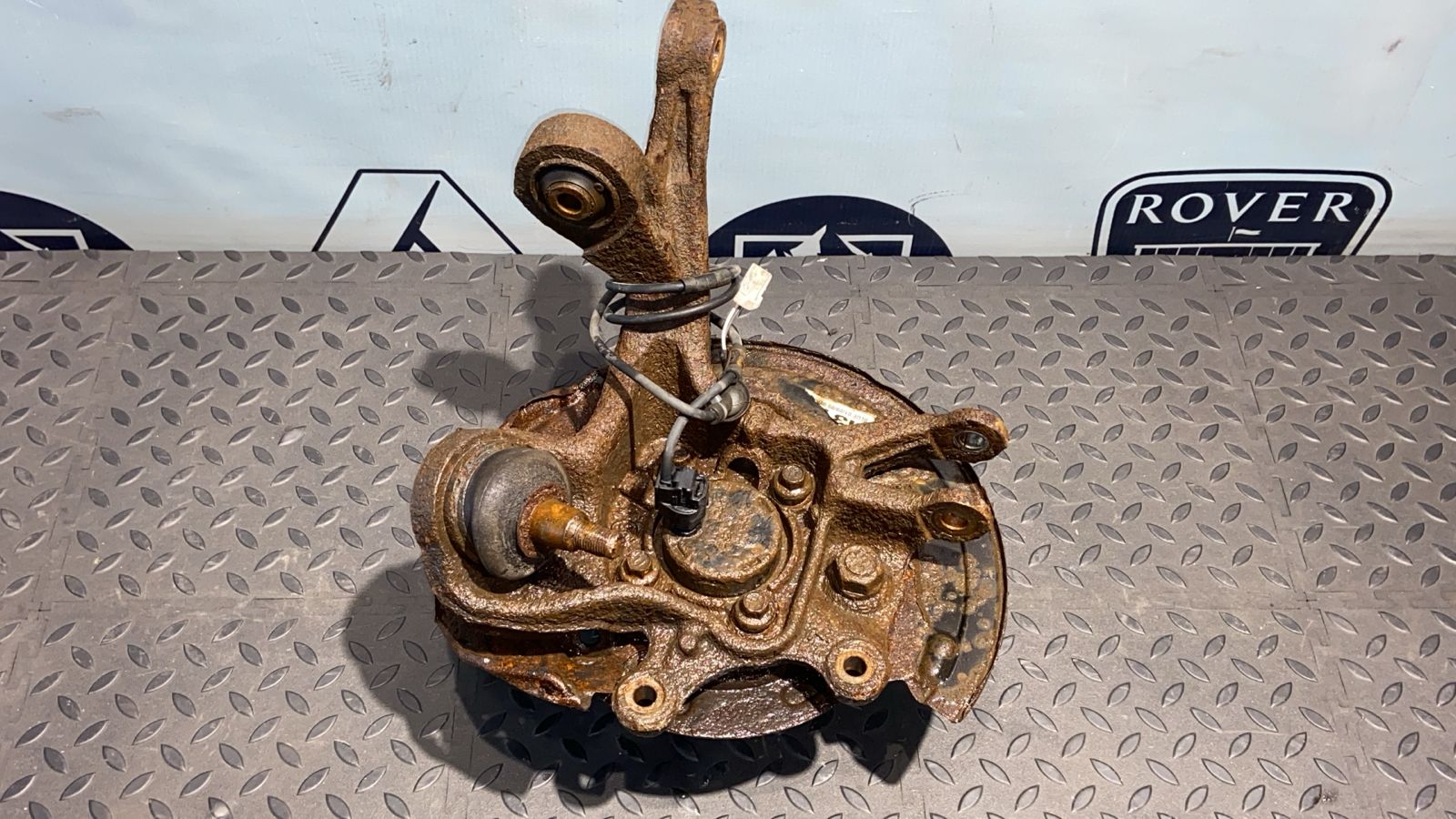 Кулак поворотный задний левый Toyota Avensis/2 2003-2009