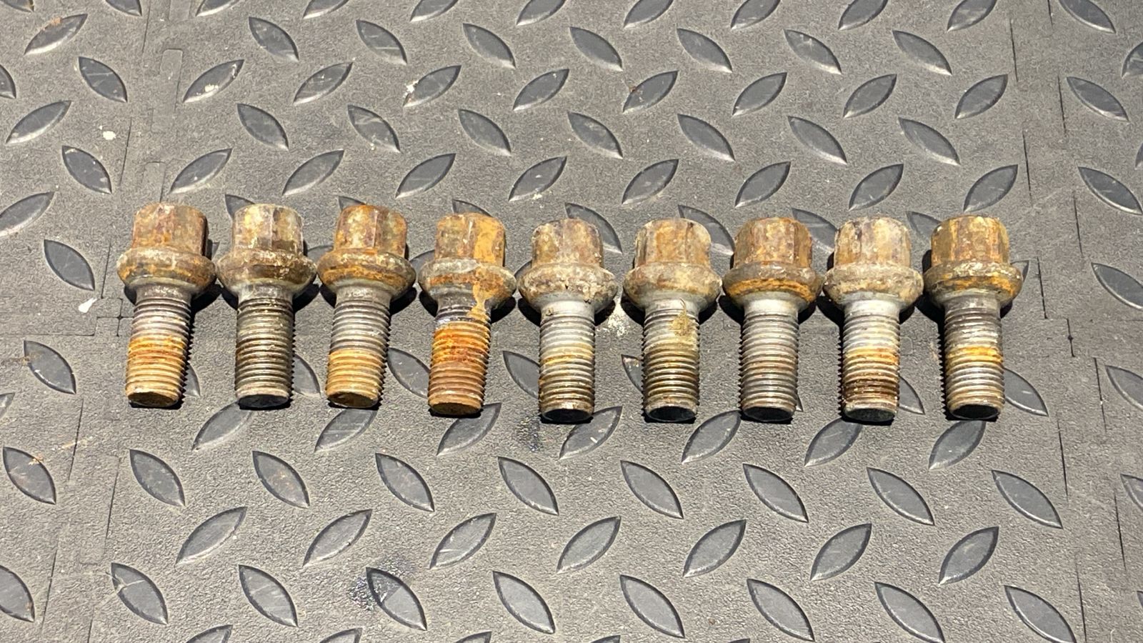 Болт колесный Mercedes Vito/W639 2003-2014