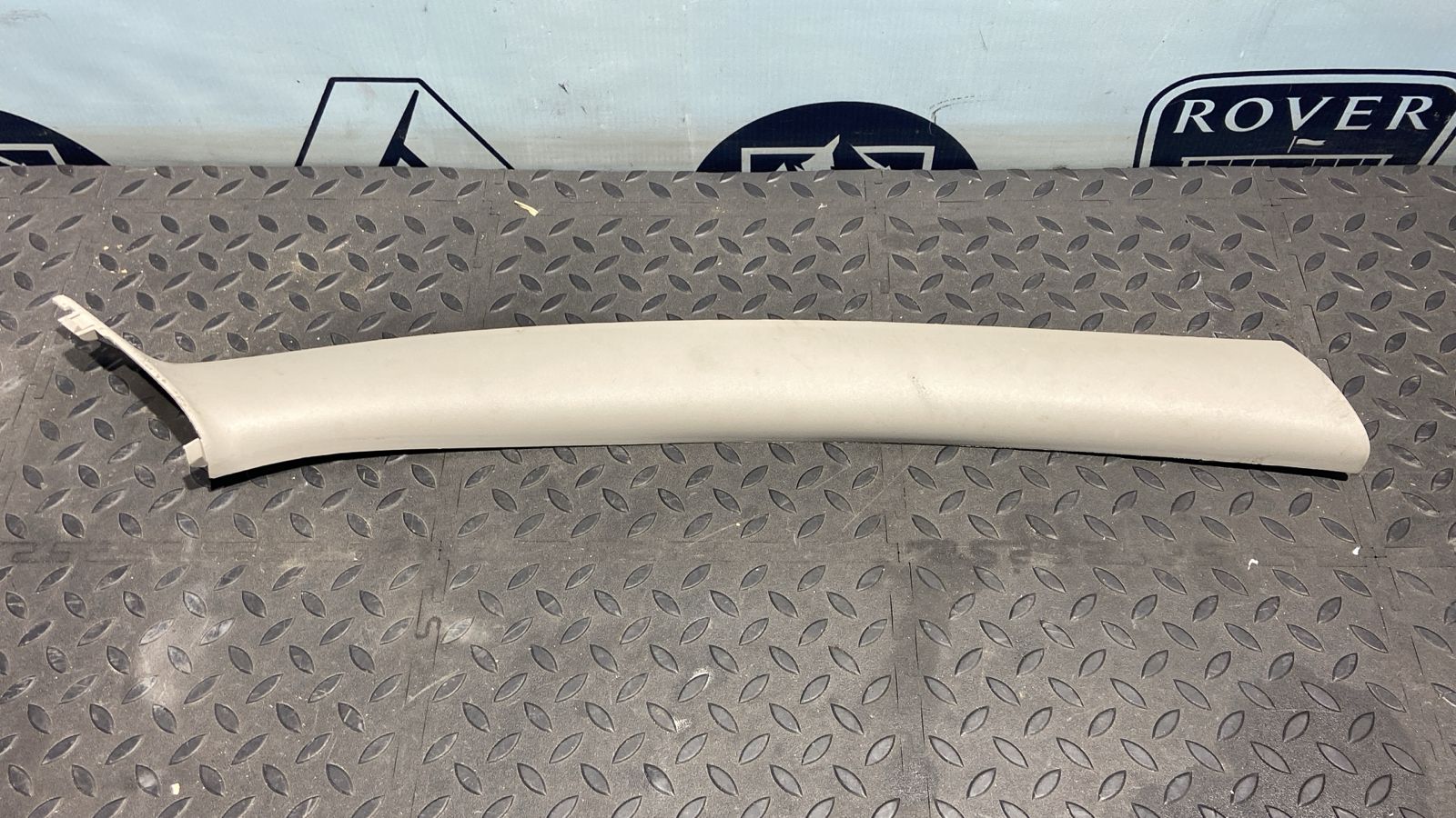 Обшивка стойки передняя правая Renault Sandero 2009-2014