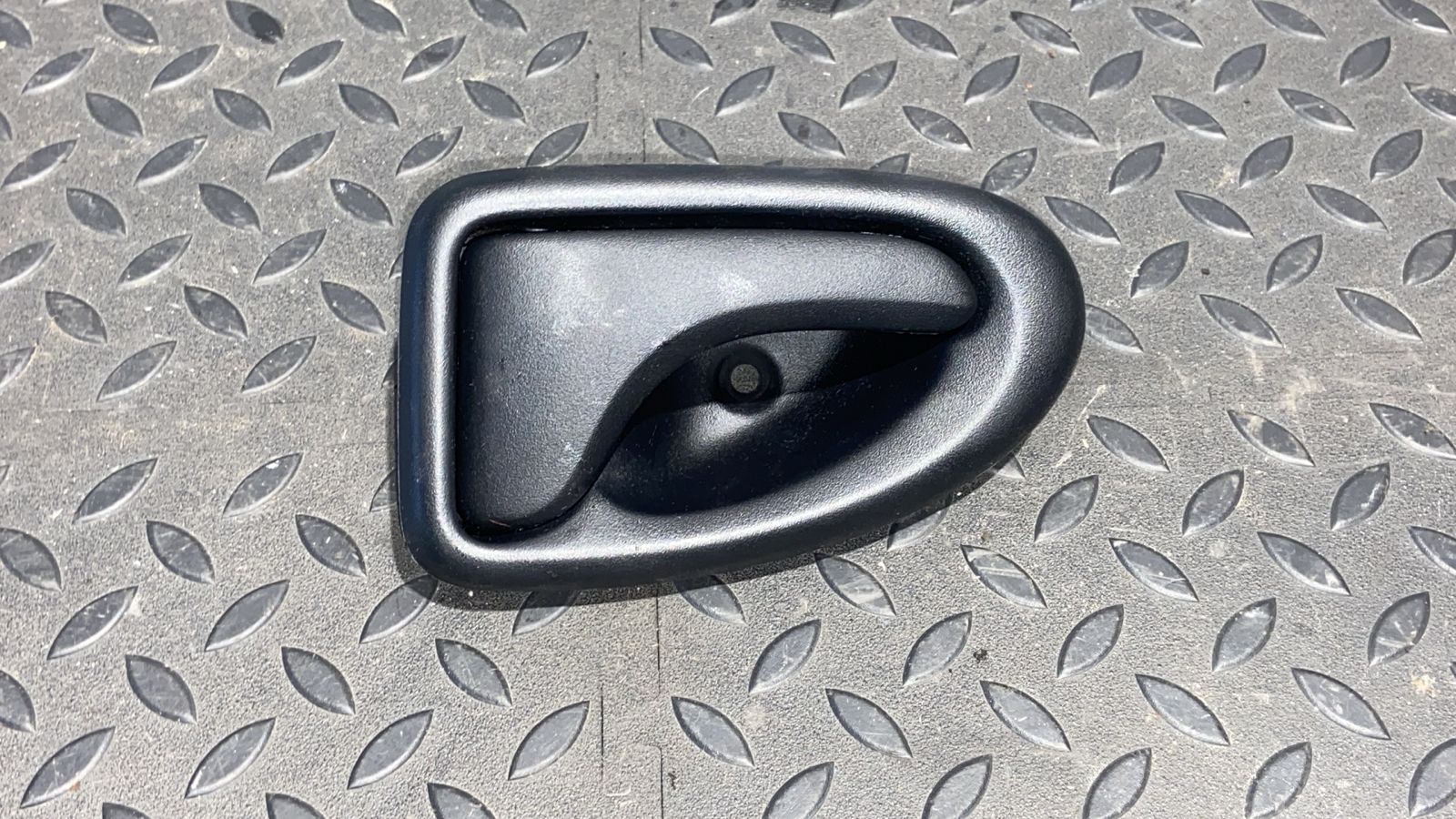 Ручка двери правая Renault Logan 2004-2015