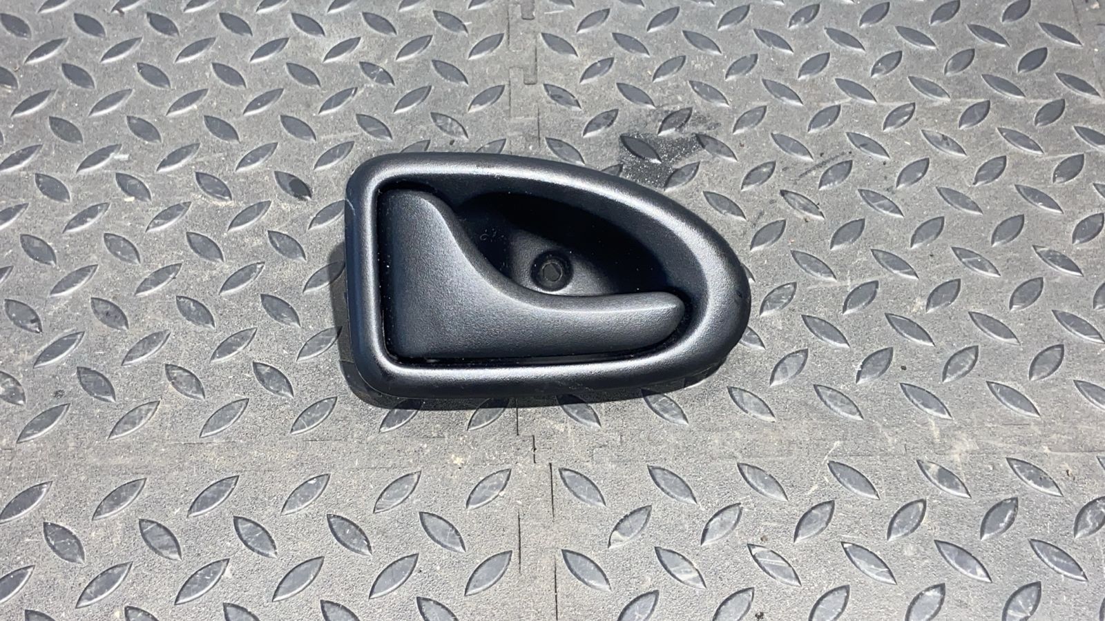 Ручка двери левая Renault Logan 2004-2015